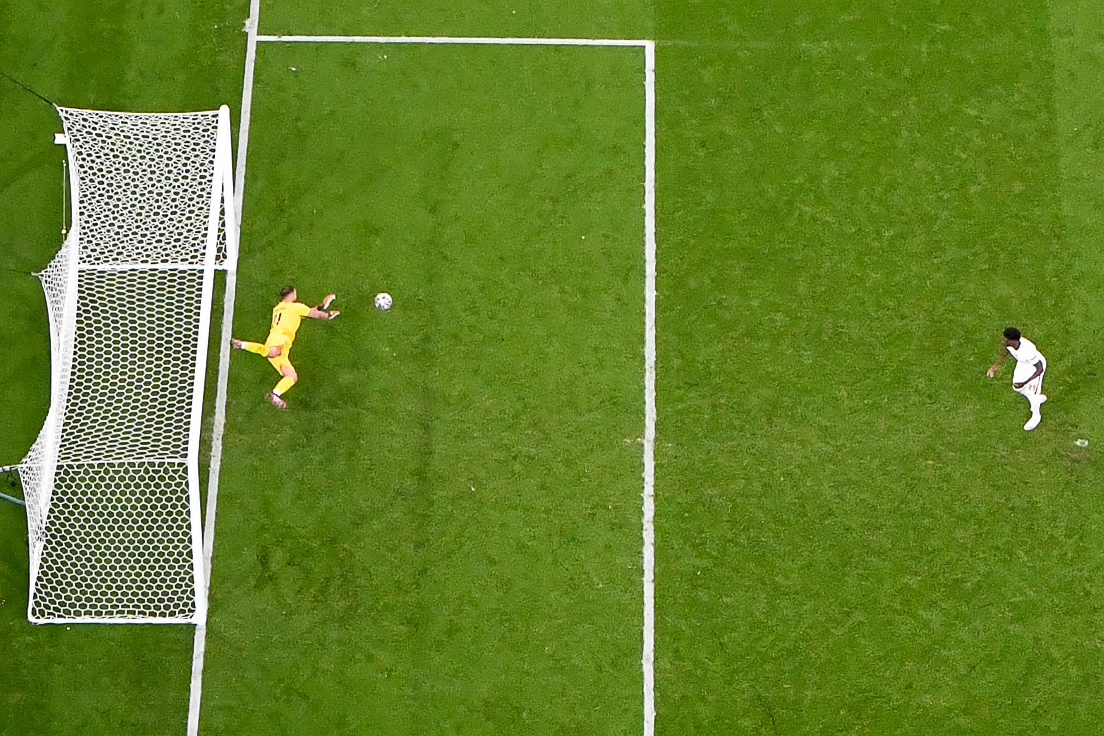 Gelandang Inggris Bukayo Saka (kanan) gagal melesakkan tendangan penalti saat adu penalti di final Piala Eropa 2020.