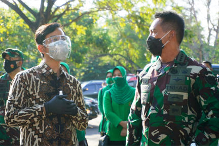 Kepala Staf TNI AD Jenderal TNI Andika (kanan) didampingi Wali Kota Gibran Rakabuming Raka saat mengunjungi faskes TNI AD di Solo.