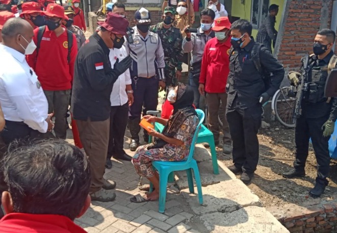  Kepala BIN Budi Gunawan saat melakukan peninjauan vaksinasi Covid-19 secara door to door, di Semarang, pada Rabu (21/7/2021).