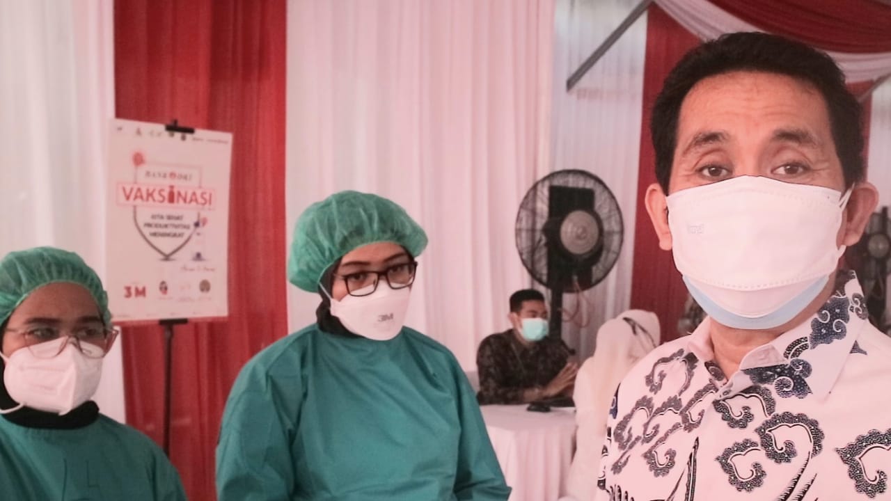 Anggota DPR RI Kamrussamad (kanan) saat mengunjungi kegiatan vaksinasi Covid-19 bagi karyawan Bank DKI Jakarta, pada Sabtu (10/7/2021).  