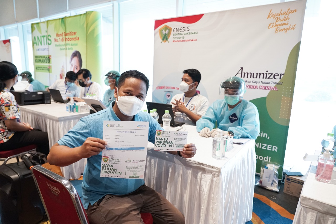 Seorang pelaku UMKM baru selesai divaksinasi.