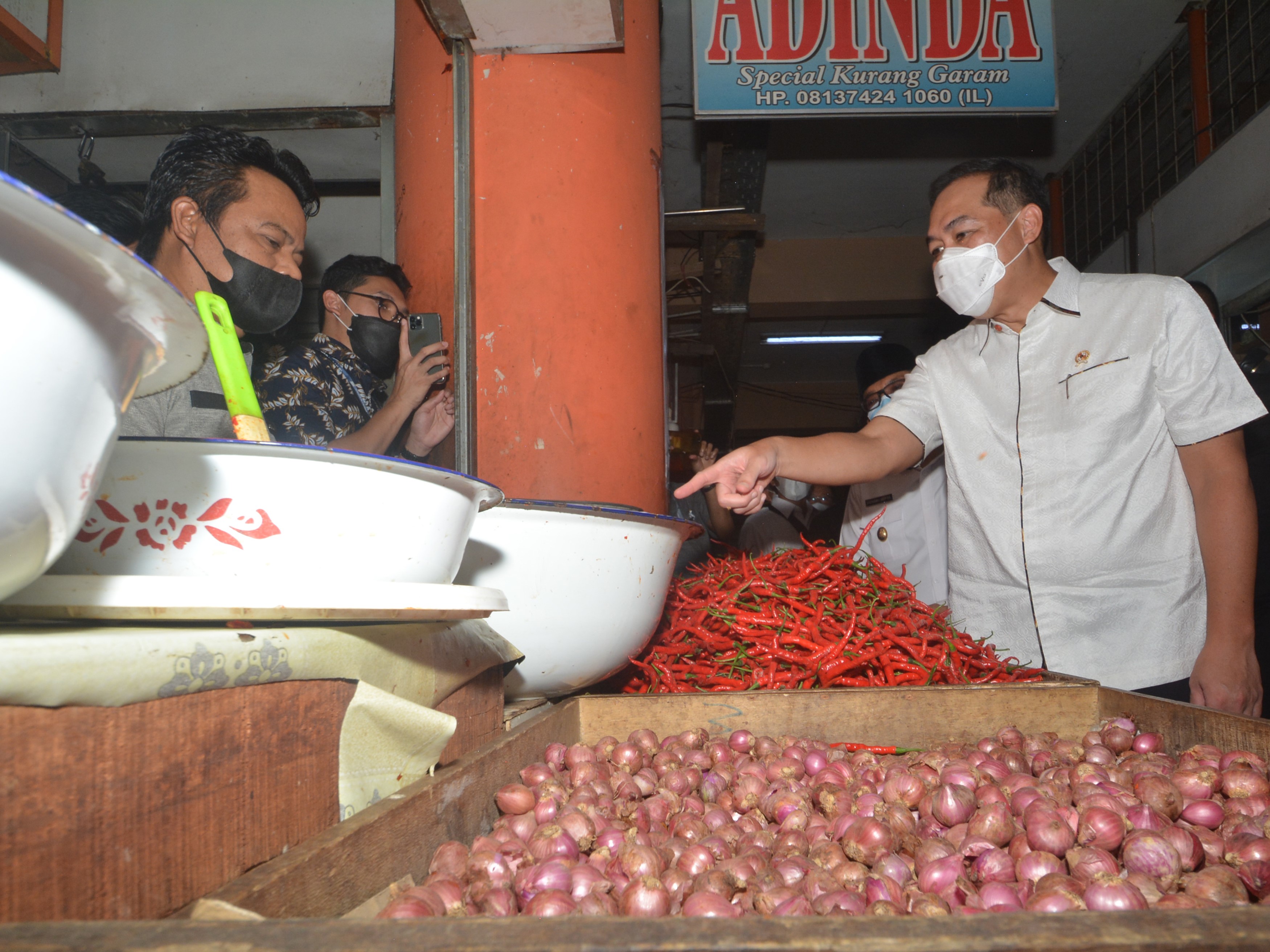 Menteri Perdagangan Muhammad Lutfi (kanan) berdiskusi dengan pedagang di Pasar Raya Padang, Sumatra Barat.