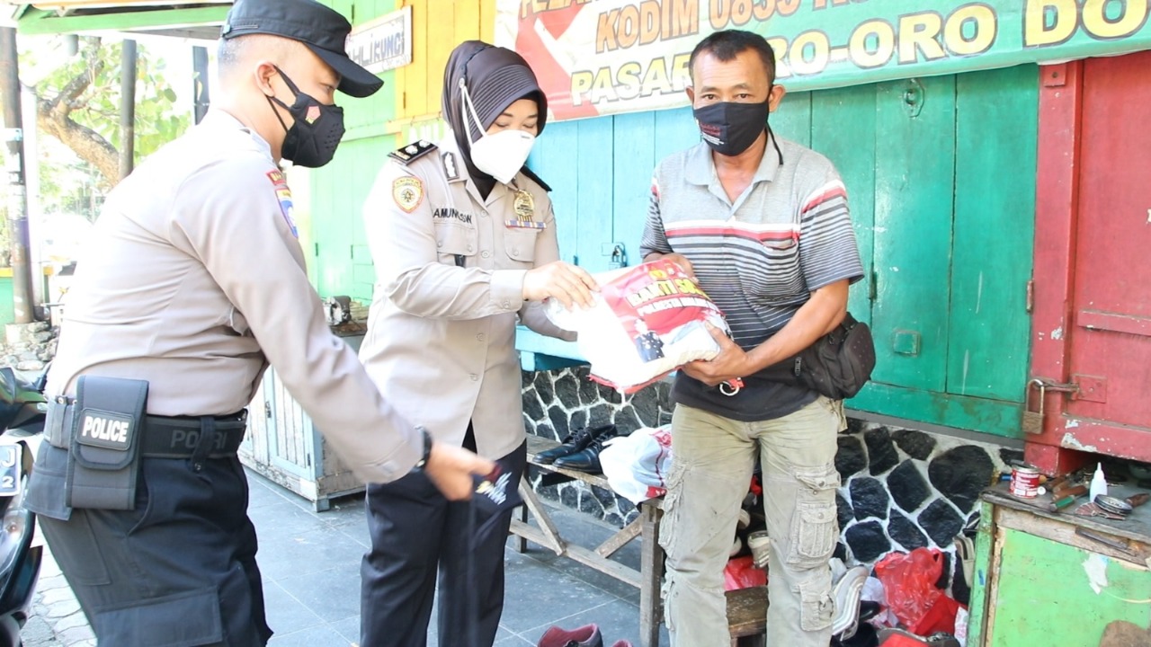 Dalam rangka Baksos Bhayangkara untuk Negeri, Polresta Malang Kota membagikan paket bantuan sosial berupa masker, sembako dan uang.