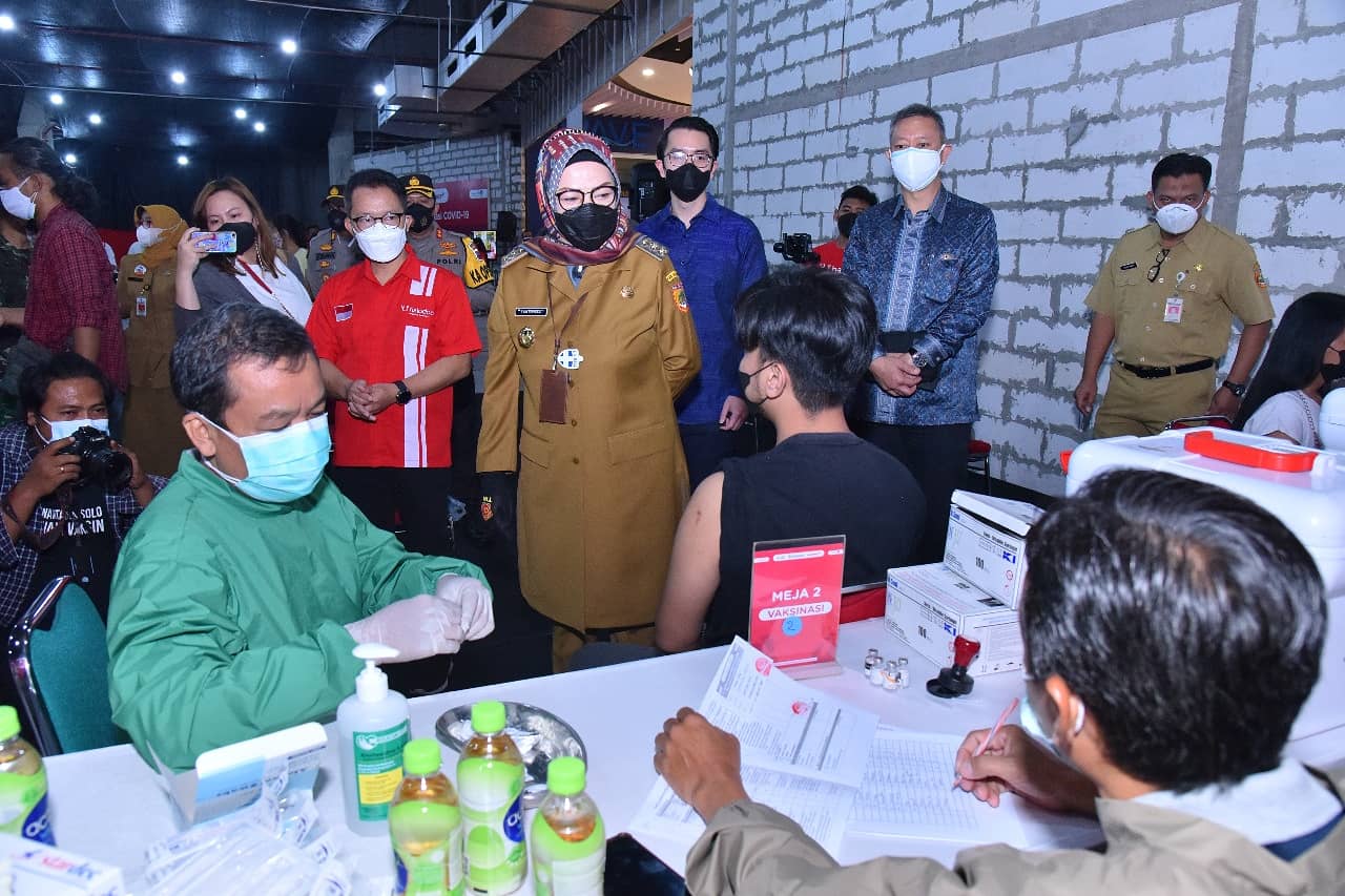 Bupati Sukoharjo Hj. Etik Suryani, SE, (berkerundung) mengunjungi vaksinasi Covid-19 di di The Park Mall Solo Baru, Sukoharjo, Jateng.  