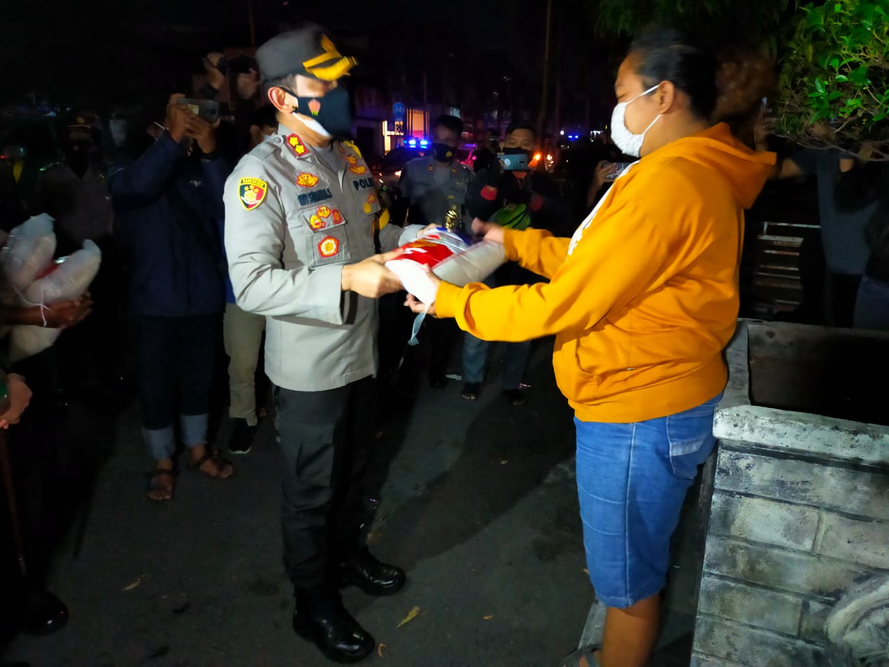Kapolres Klaten AKB Edy Suranta Sitepu menyerahkan bantuan paket beras kepada salah seorang warga terdampak PPKM level 4.