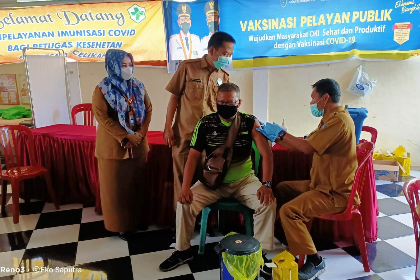 Kepala Dinas Kesehatan OKI, Iwan Setiawan saat melakukan pemantauan vaksinasi di Puskesmas Celika.