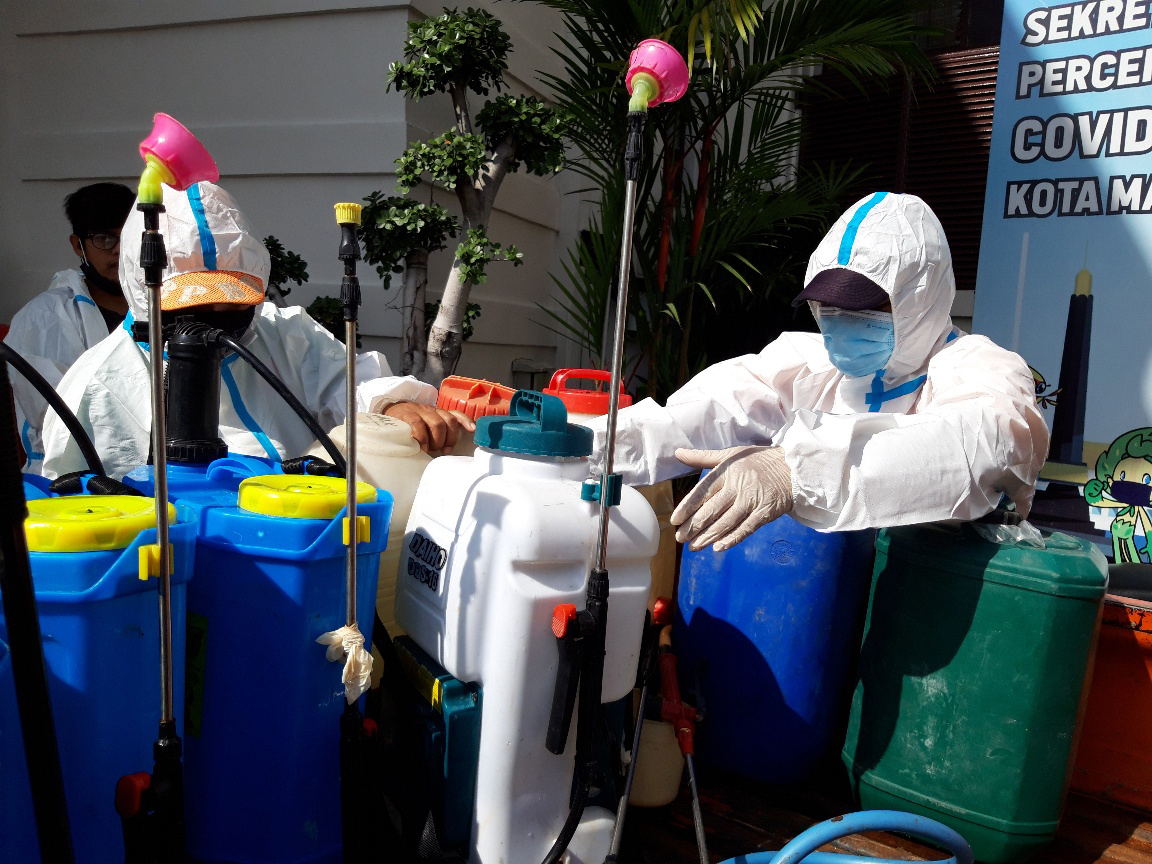 Petugas BPBD menyiapkan cairan disinfektan untuk penyemprotan wilayah Malang.
