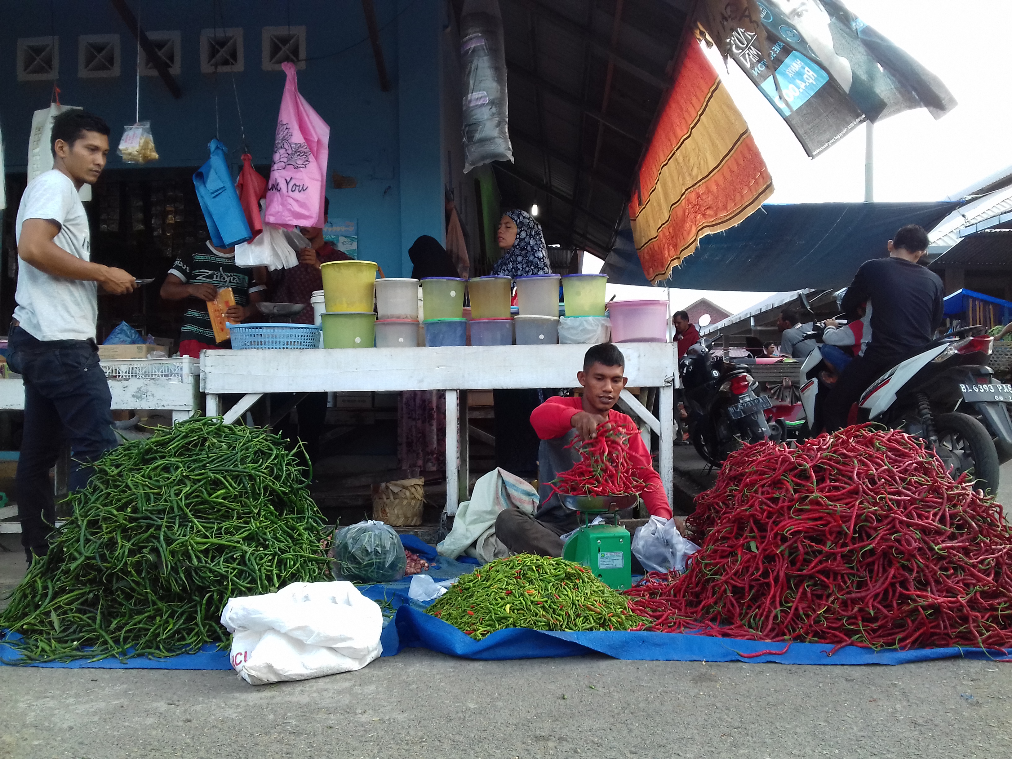 Stok cabai rawit (tengah) tersendat akibat PPKM Darurat Jawa-Bali mengakibatkan harganya melambung di Bangka Belitung, Minggu (18/7)