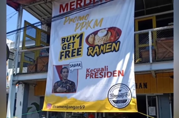 Spanduk warung ramen yang menyertakan foto Jokowi di Garut, Jawa Barat.