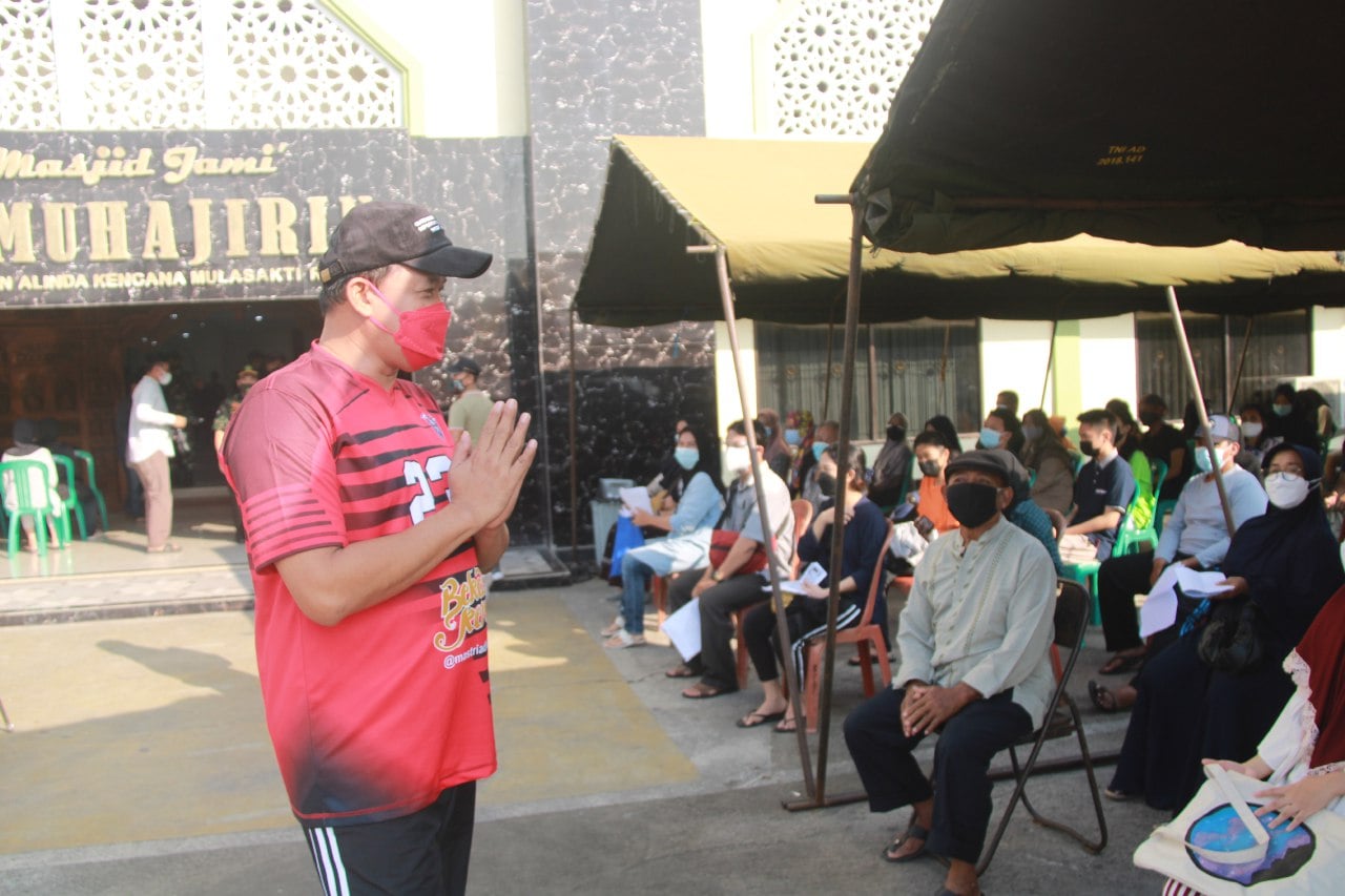 Wakil Wali Kota Bekasi Tri Adhianto mengunjungi kegiatan vaksinasi Covid-19 di Teluk Pucung, Kecamatan Bekasi Utara, Senin (26/7).