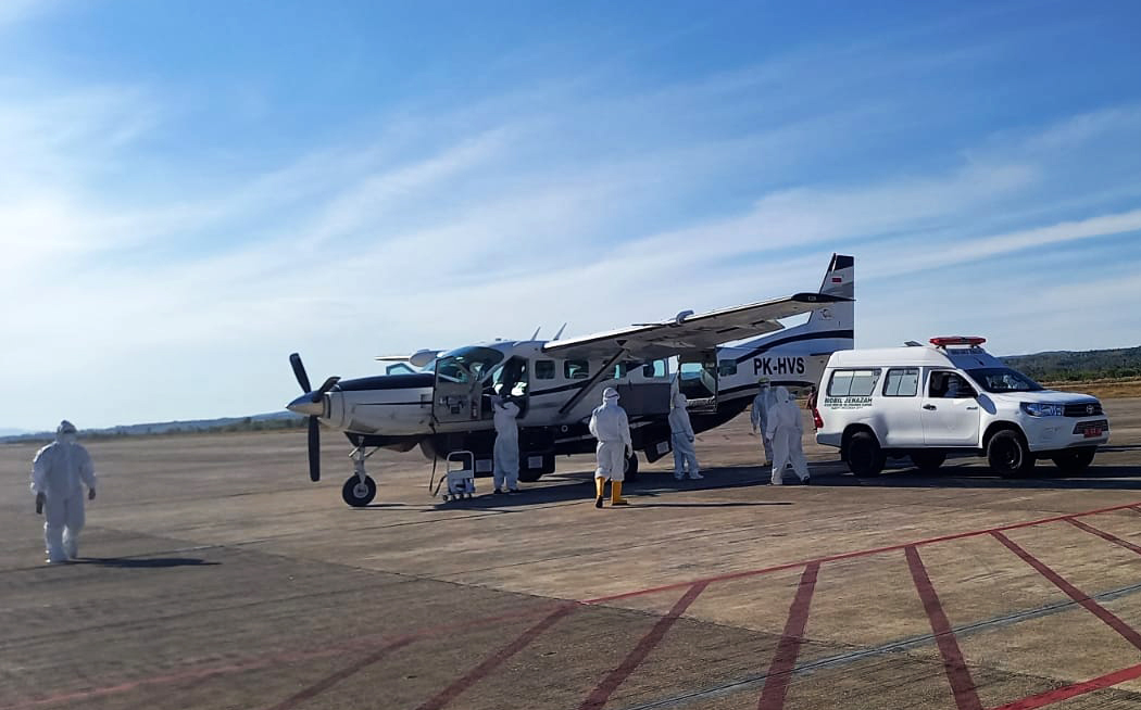 Jenazah Bupati Lembata, Eliazer Yentji Sunur diterbangkan dengan pesawat Dimonim Air dari Kupang, tiba di Lembata, Minggu (18/7)