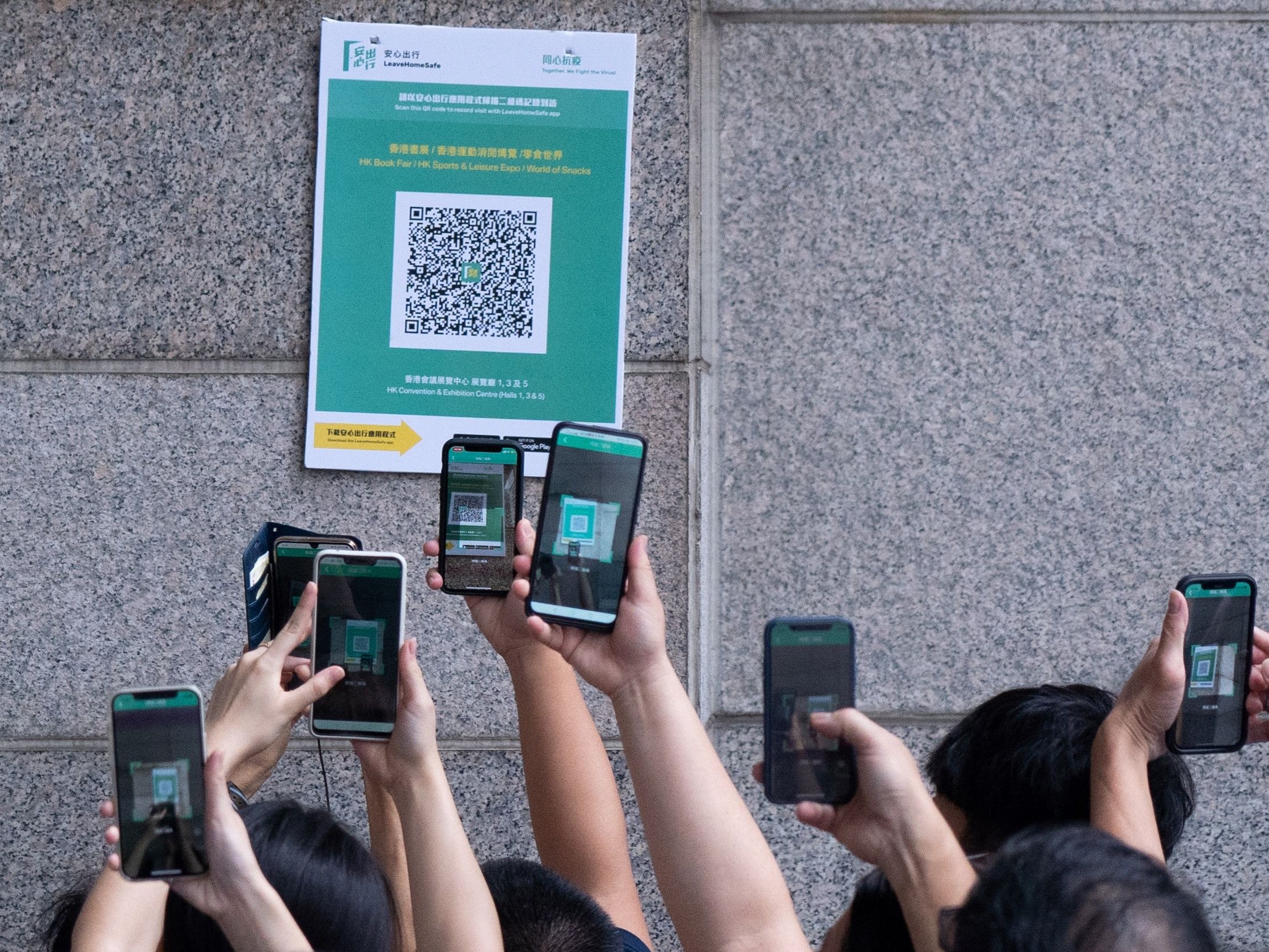 Warga Hong Kong menggunakan aplikasi untuk tracing sebagai upaya menekan covid-19. 