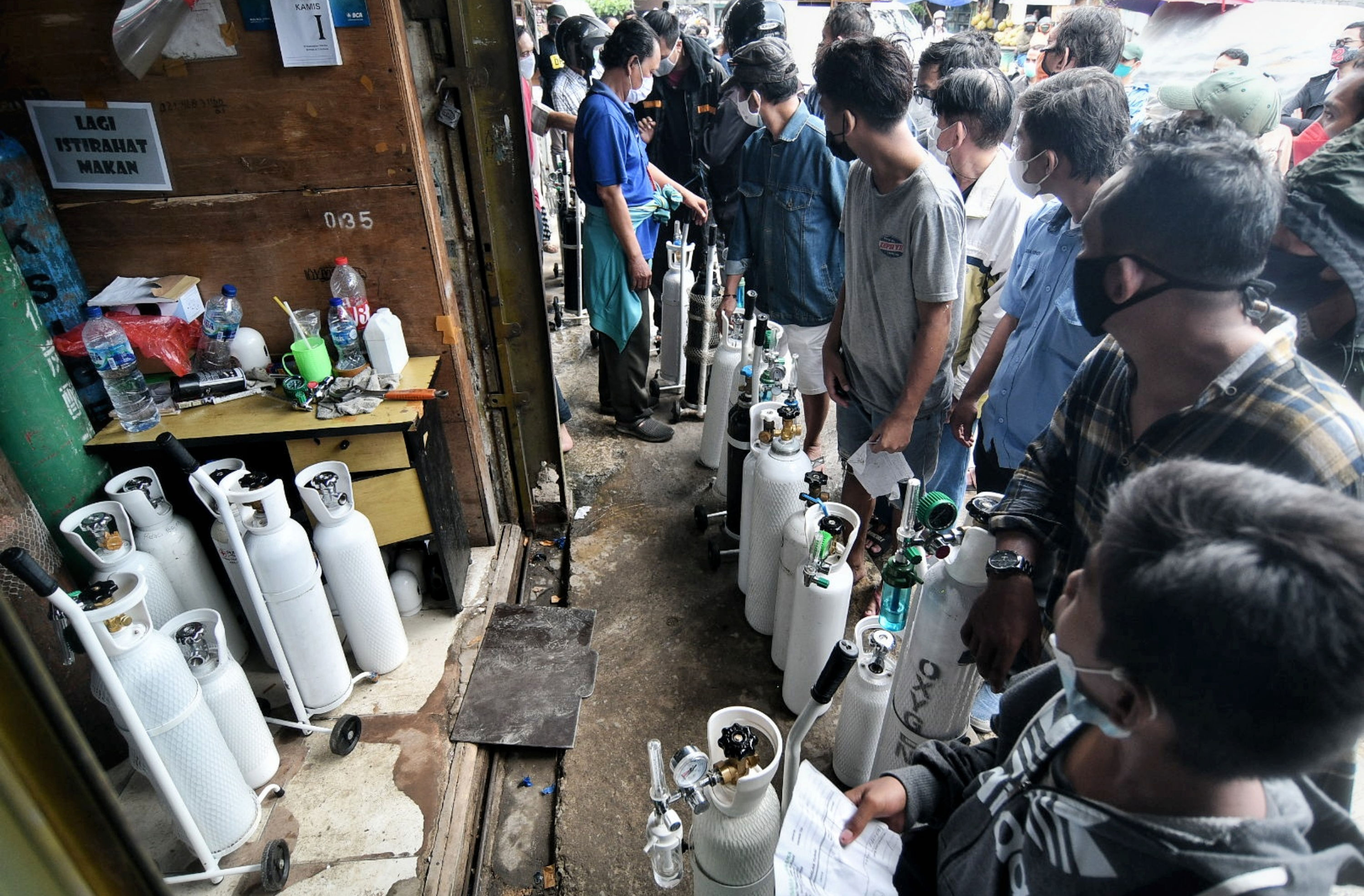 Warga mengantre untuk isi ulang oksigen di kawasan Manggarai, Jakarta.