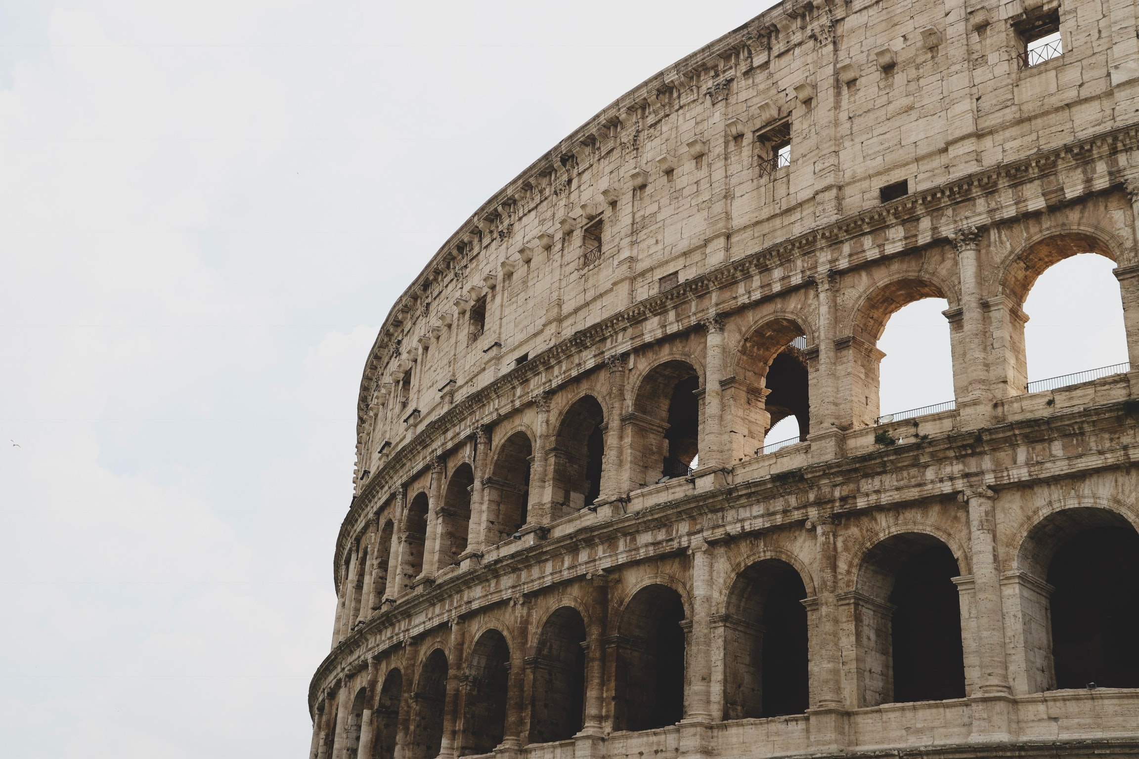 Colosseum yang merupakan situs amfiteater era Romawi.