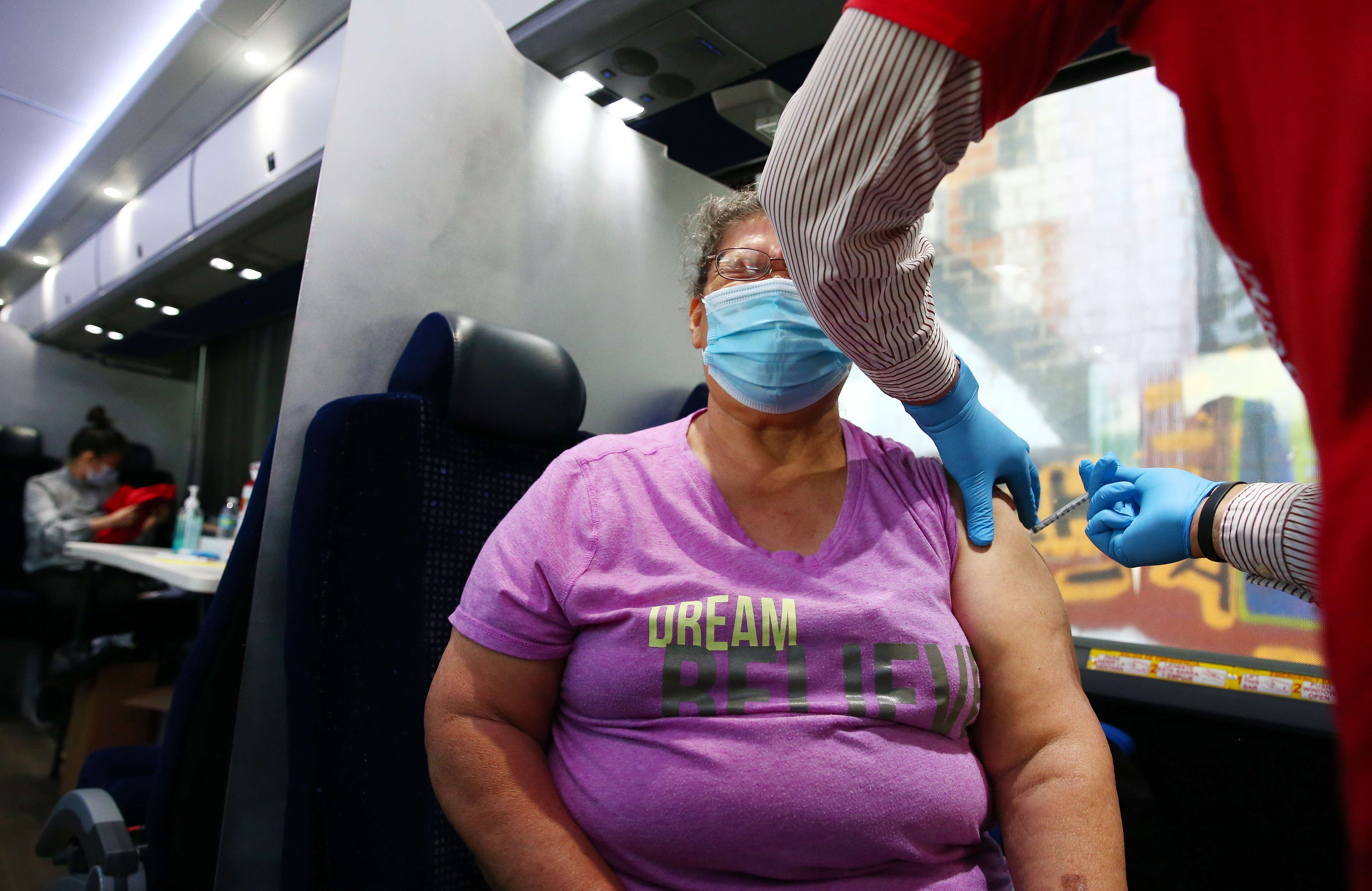Seorang warga AS menerima suntikan vaksin covid-19 di Los Angeles, California.