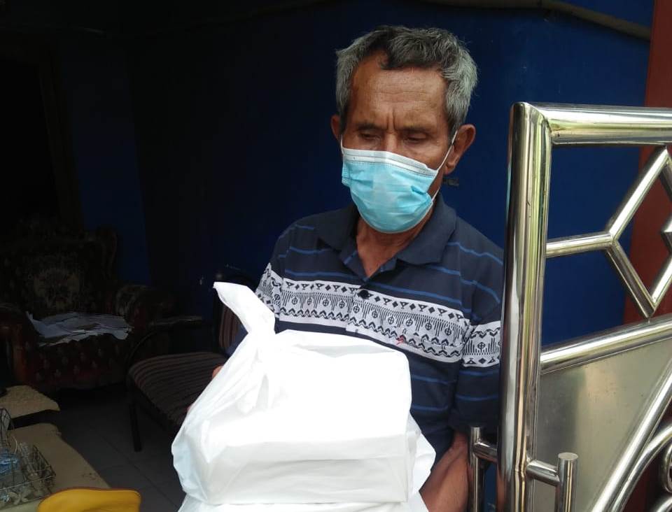 Warga Bekasi yang sedang menjalani isolasi mandiri mendapat bantuan paket makanan dan multivitamin.