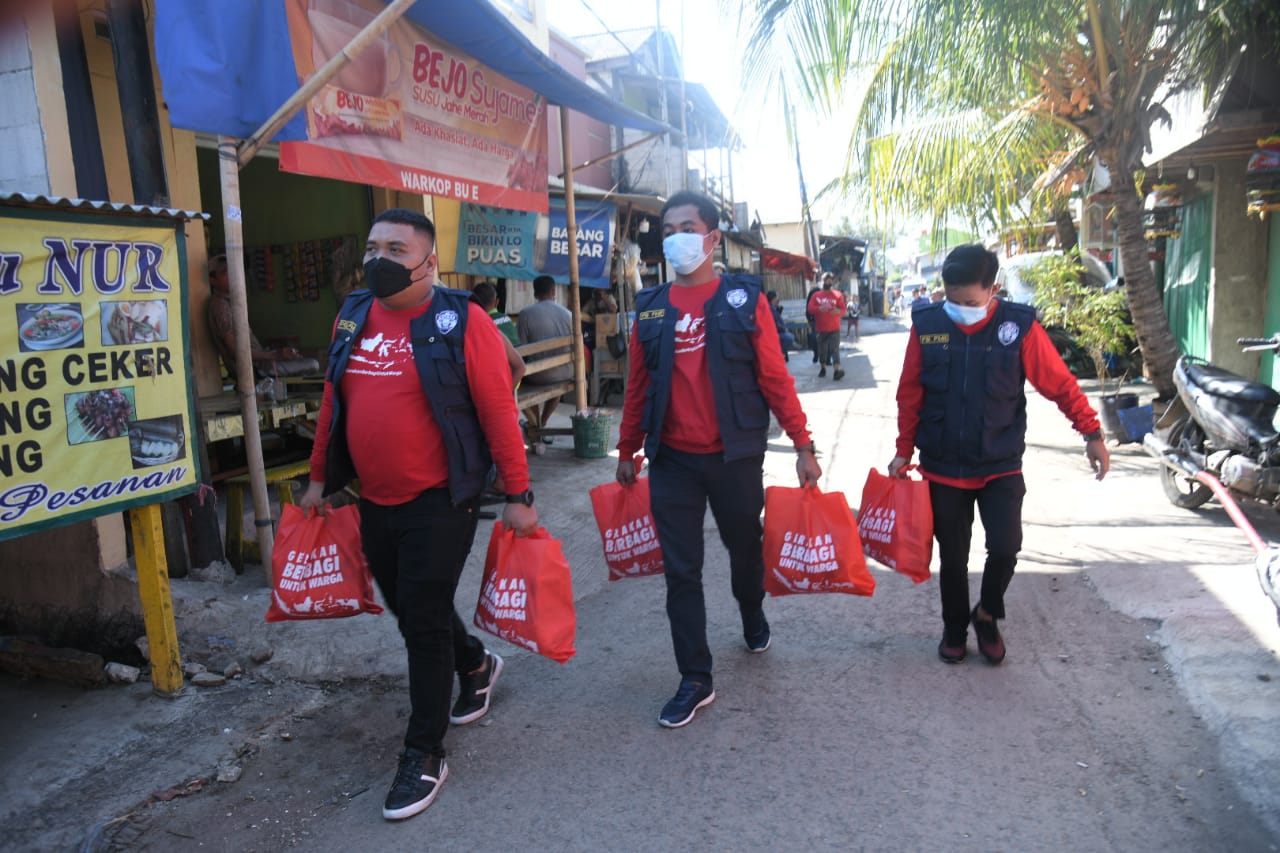 Komunitas Gerakan Berbagi untuk Warga dan PB PMII membagikan bantuan sembako bagi warga DKI terimbas PPKM level 4.