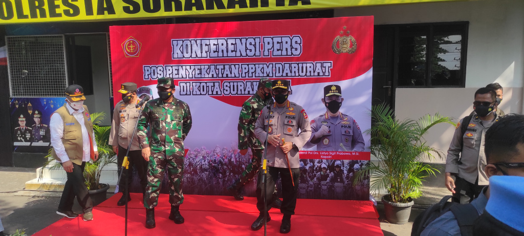 Kapolri  Jenderal Listyo Sigit Prabowo dan Panglima TNI Marsekal Hadi Tjahjanto saat berada di Surakarta