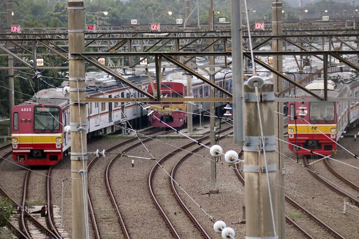 Hari Pertama Penerapan STRP, Penumpang KA Lokal Turun 69 Persen