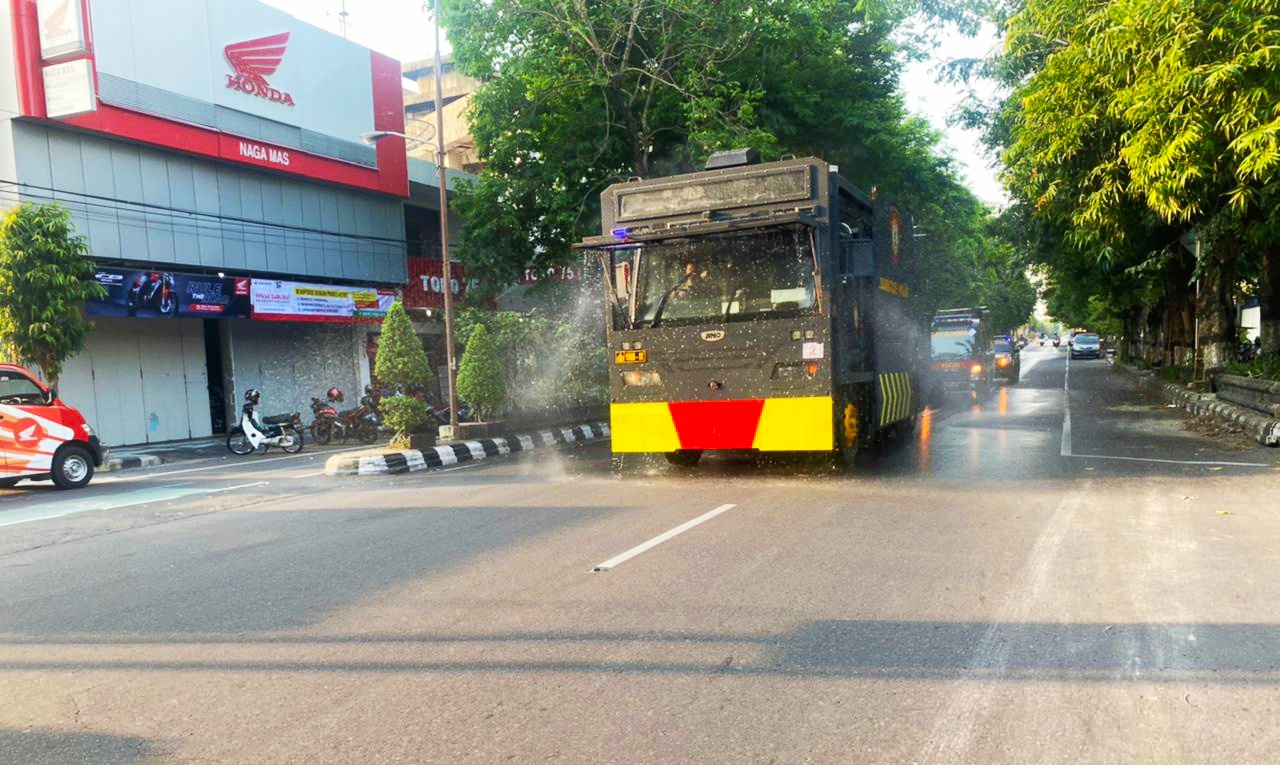 Penyemprotan disinfektan dilakukan setiap hari di jalan protokol Klaten, Jawa Tengah