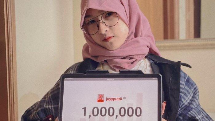 Julia Eka Putri Istanti,18, dihukum denda sebesar Rp12 juta oleh majelis hakim PN Kota Bekasi.