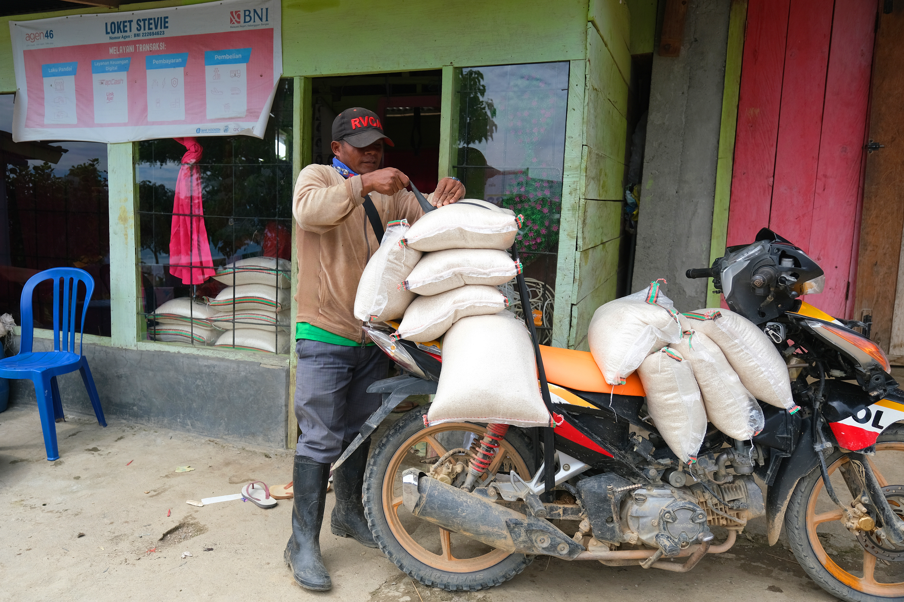 Warga membawa bantuan pangan non tunai (BPNT) berupa beras di Desa Matantimali, Kabupaten Sigi, Sulawesi Tengah.