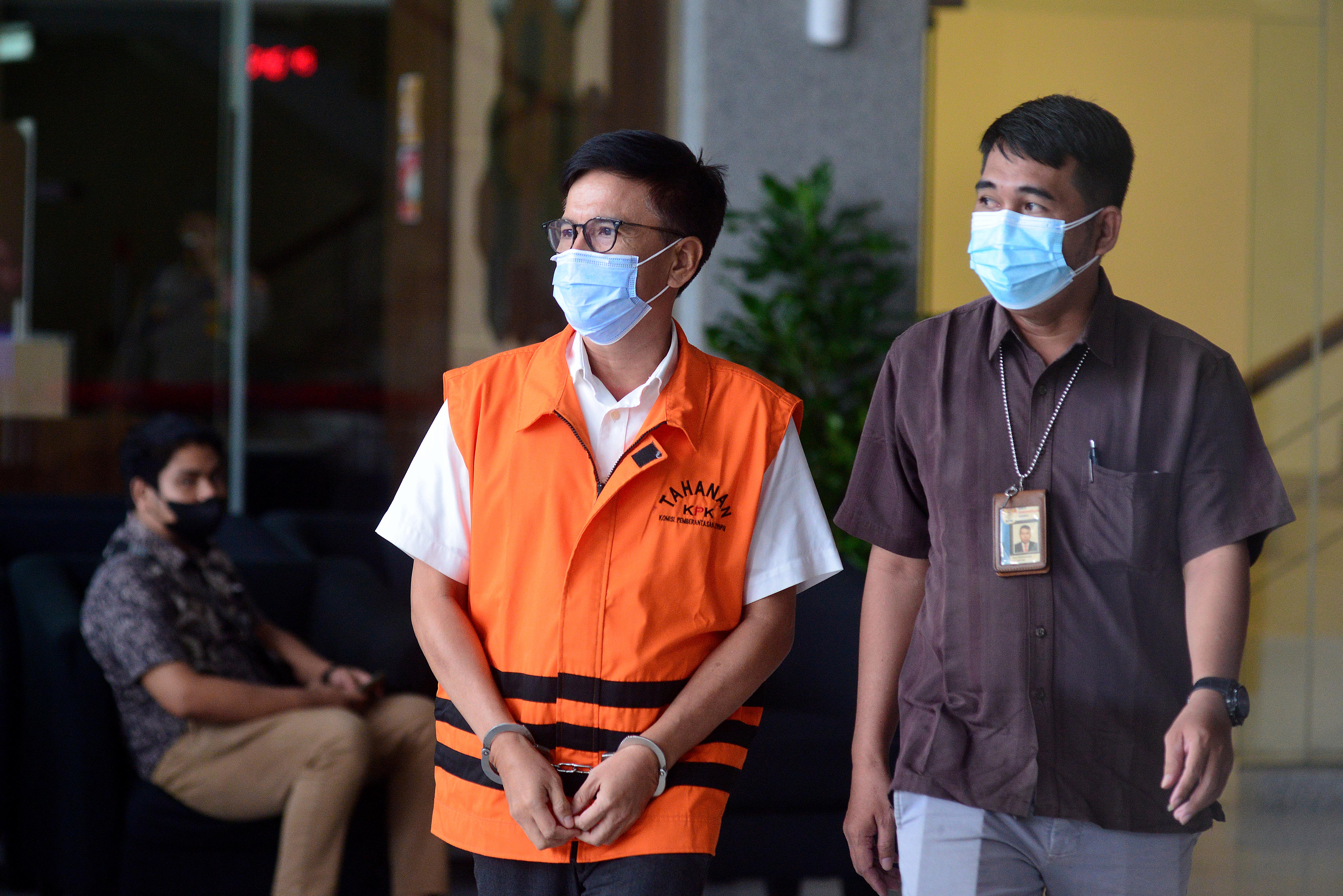 Tersangka mantan Direktur Utama Perumda Pembangunan Sarana Jaya DKI Yoory Corneles Pinontoan (pakai rompi oranye).