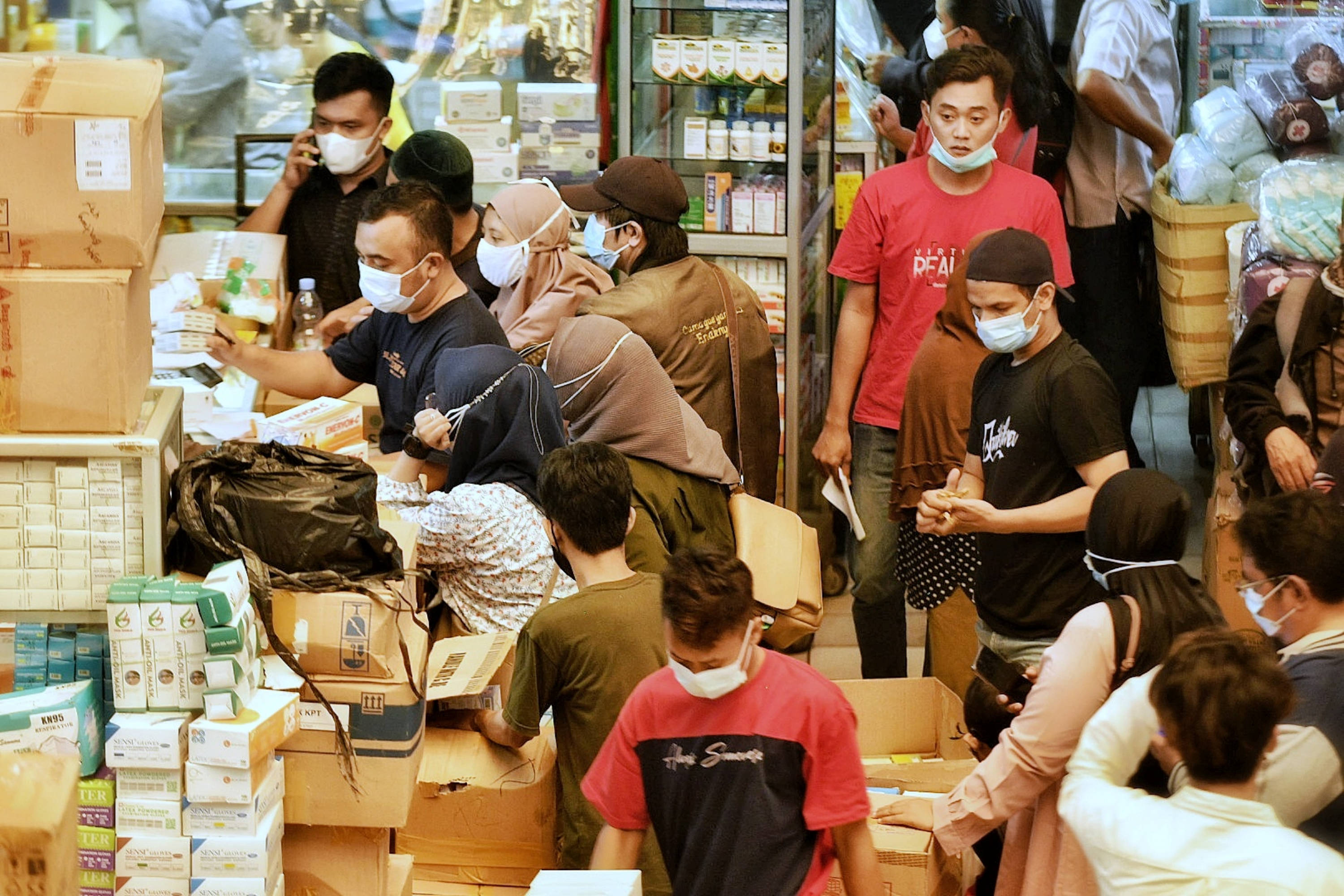 Warga saat membeli obat dan vitamin di Pasar Pramuka, Jakarta.