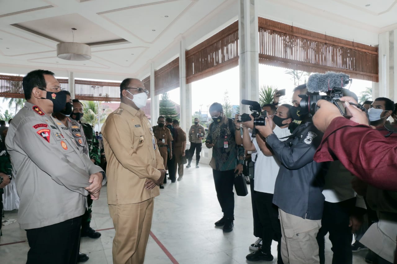 Pj Gubernur Kalsel, Safrizal ZA dan  Kapolda Kalsel Irjen. Pol. Rikwanto diwawancarai wartawan.