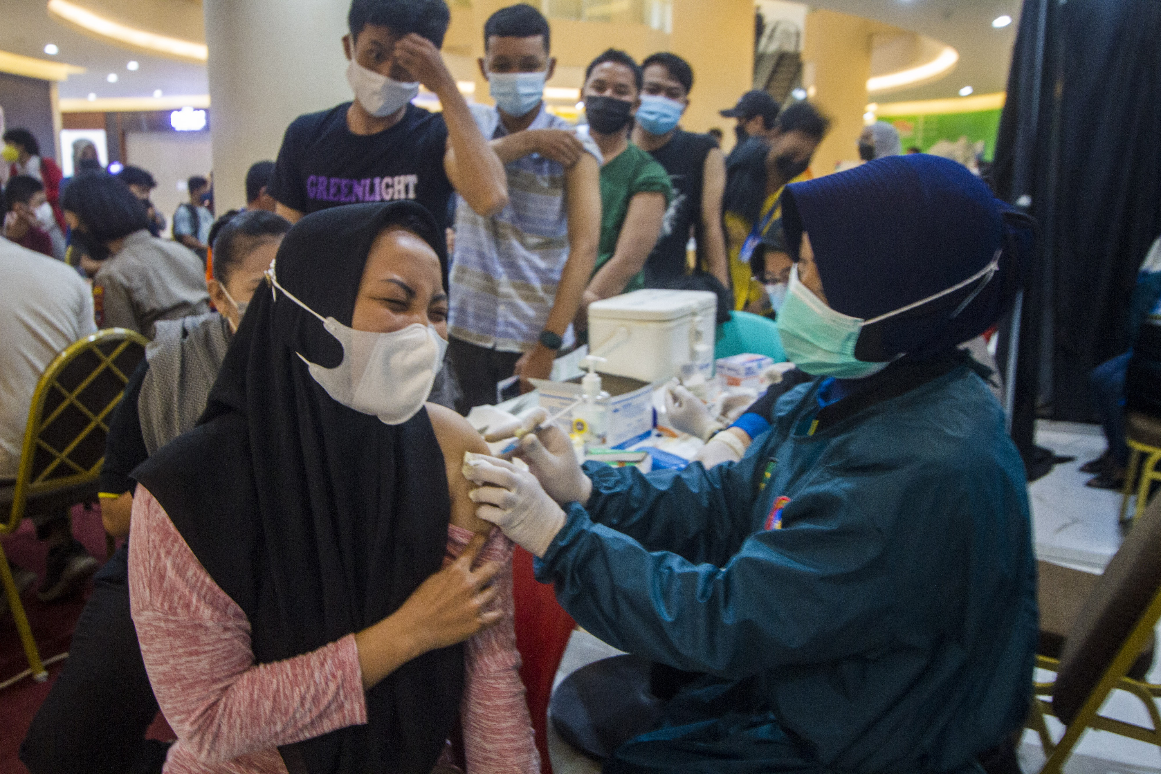 Petugas menyuntikkan vaksin pada warga saat Vaksinasi covid-19 untuk umum di Duta Mal, Banjarmasin, Kalimantan Selatan, Jumat (25/6/2021).