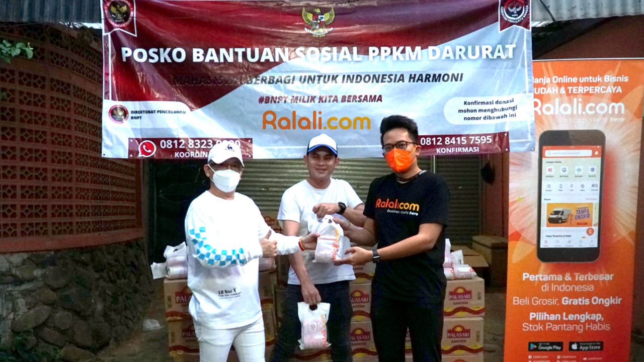 Donasi kaleng makanan kepada warga terdampak PPKM dari Ralali.com dan YHPB