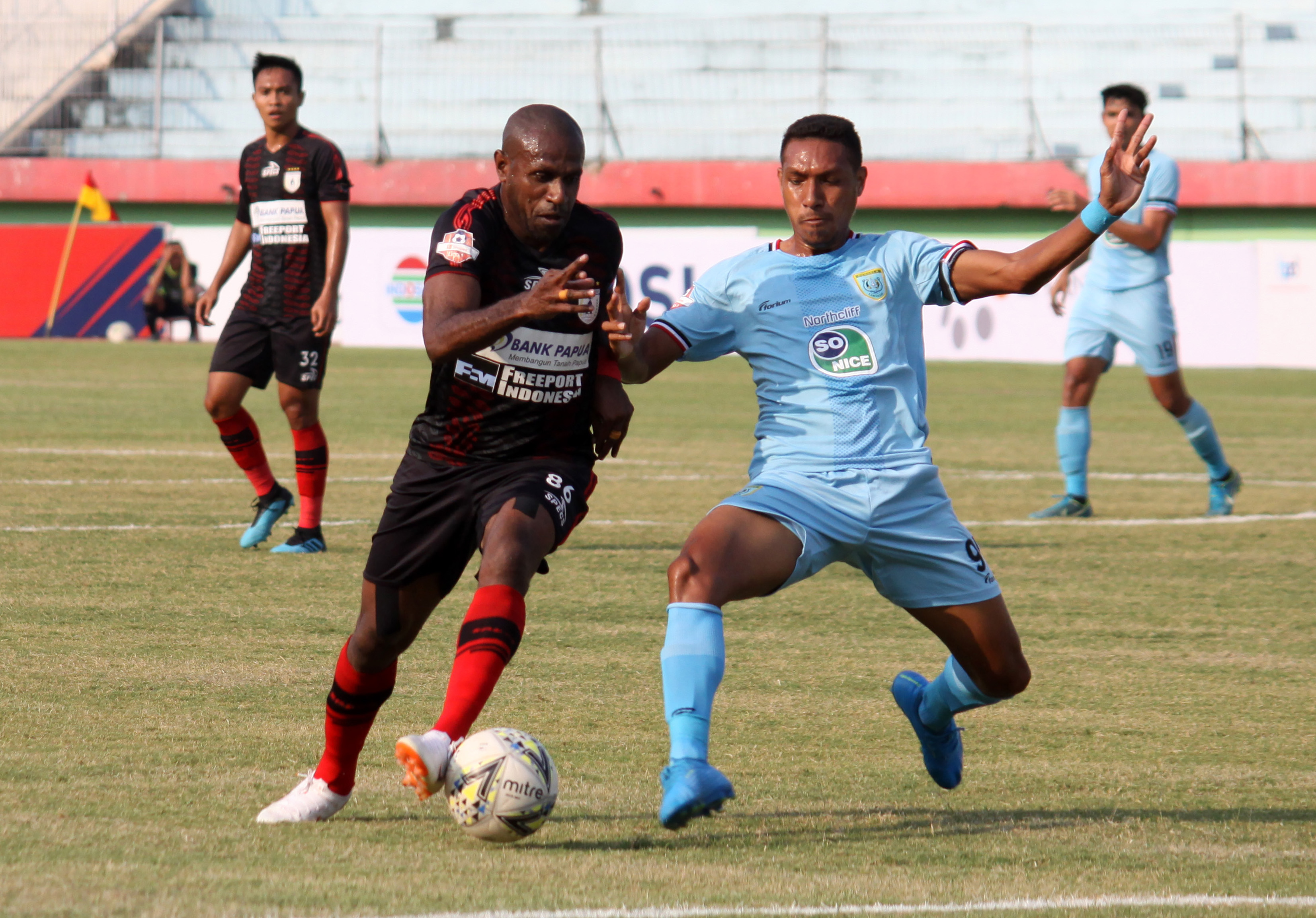 Pemain Persipura Boaz Salossa (kiri)