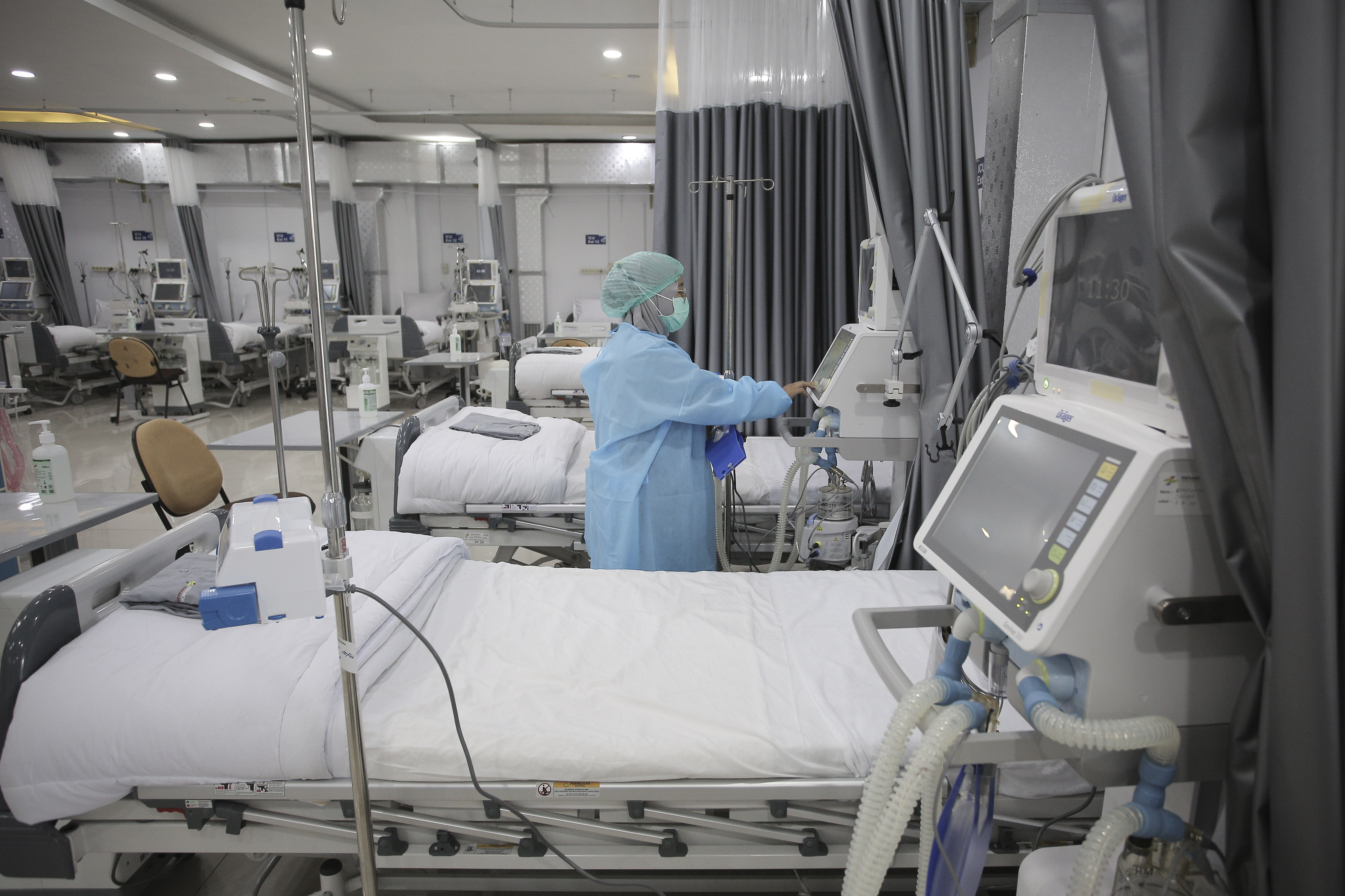 Petugas menyiapkan peralatan kesehatan untuk pasien covid-19 di RSPJ Ekstensi Asrama Haji, Pondok Gede, Jakarta, Senin (19/7).