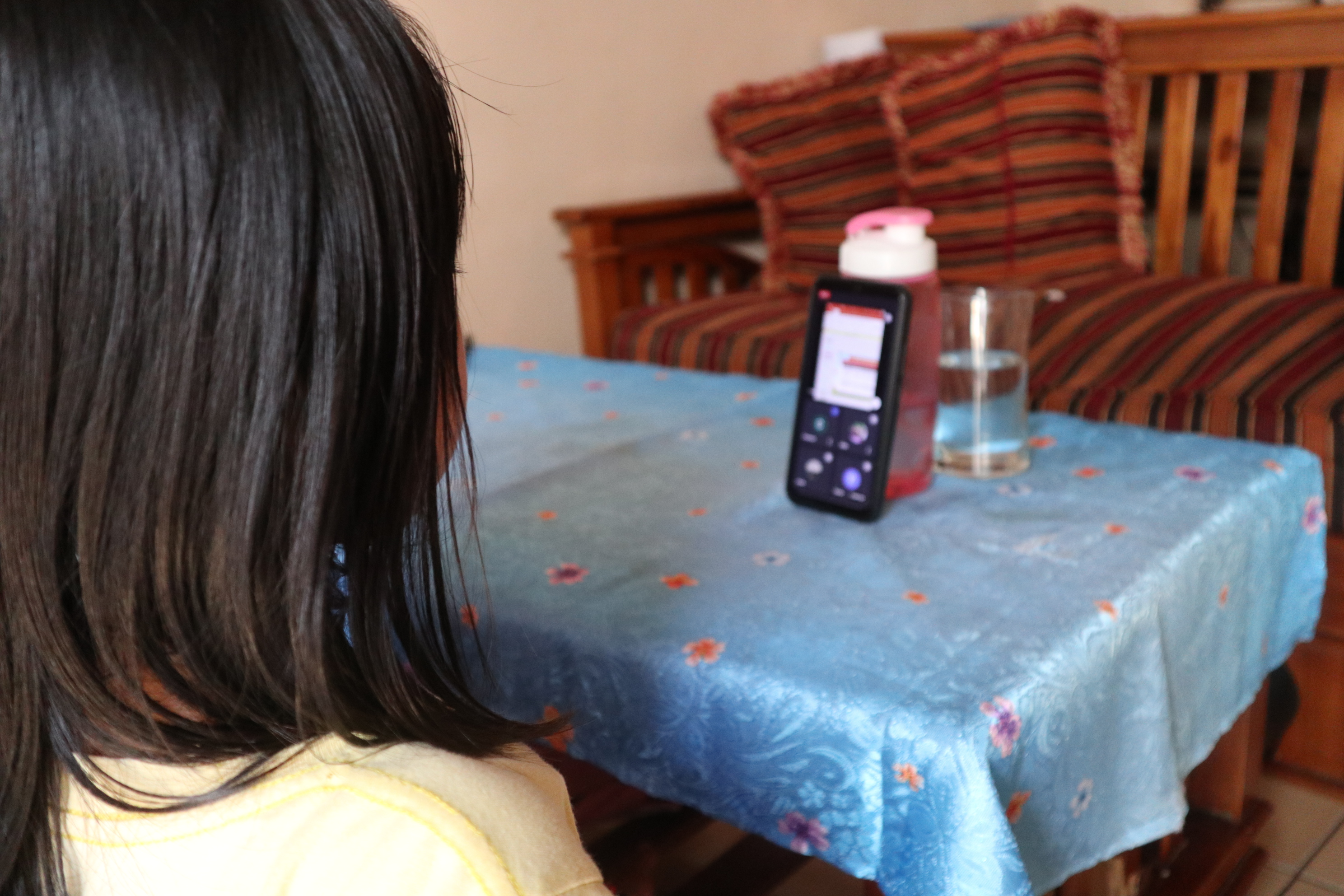 Seorang siswa mengikuti Masa Pengenalan Lingkungan Sekolah (MPLS) secara daring, Senin (12/7), karena masih pandemi covid-19.