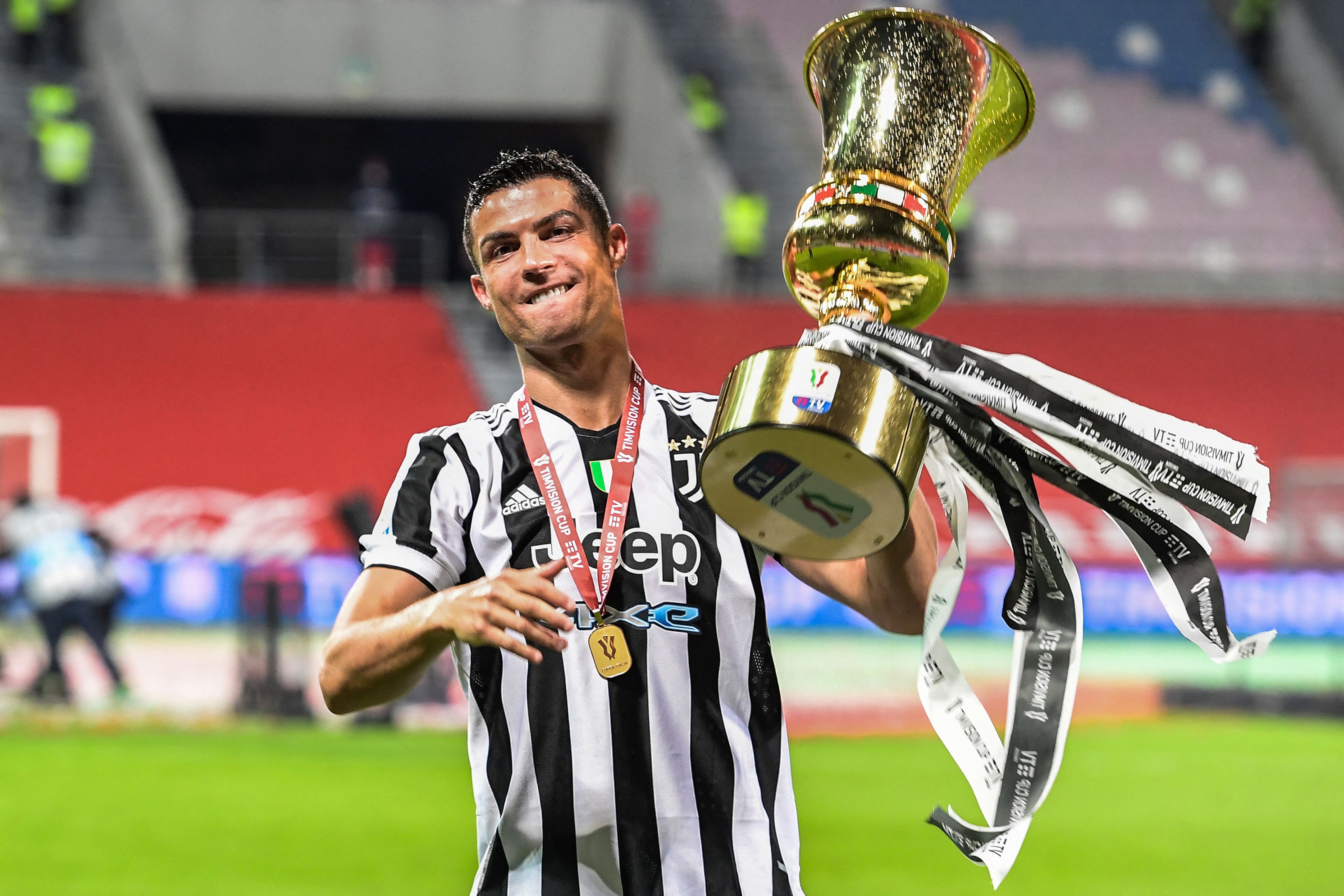 Penyerang Juventus Cristiano Ronaldo mengangkat trofi Coppa Italia pada 19 Mei 2021.