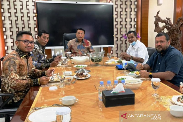 Tokoh pertanian yang juga Ketua Rumah Tani Amir Kabupaten Aceh Barat Amiruddin bertemu  Kepala Staf Presiden (KSP) Moeldoko (tengah).