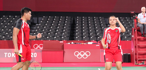 Praveen Jordan/Melati Daeva Oktavianti saat mengalahkan pasangan Denmark Mathias Christiansen/Alexandra Boje di Grup C Olimpiade Tokyo. 