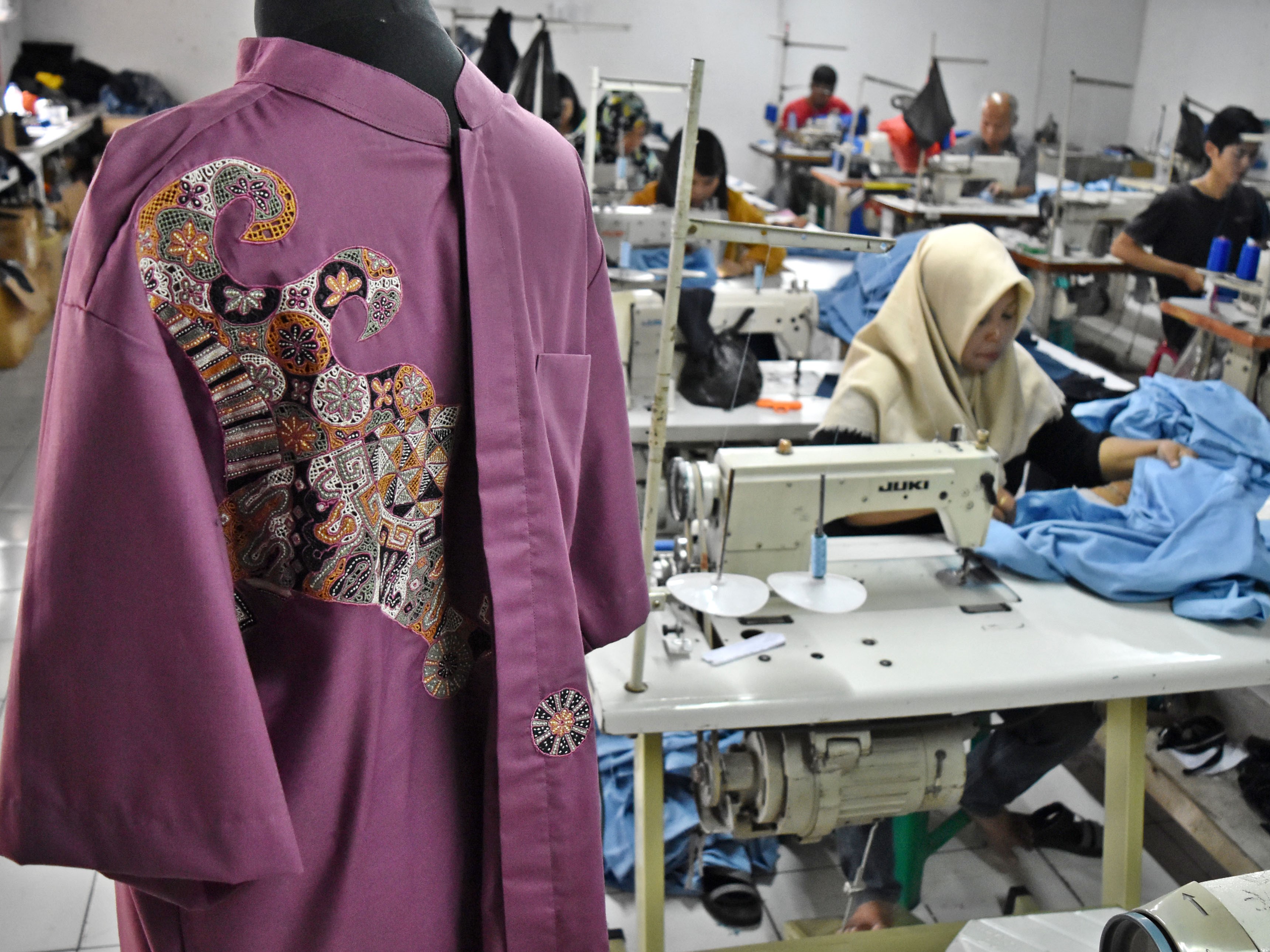 Buruh memproduksi pakaian jadi di salah satu pabrik garmen di Bergas, Kabupaten Semarang, Jawa Tengah, Kamis (24/5).