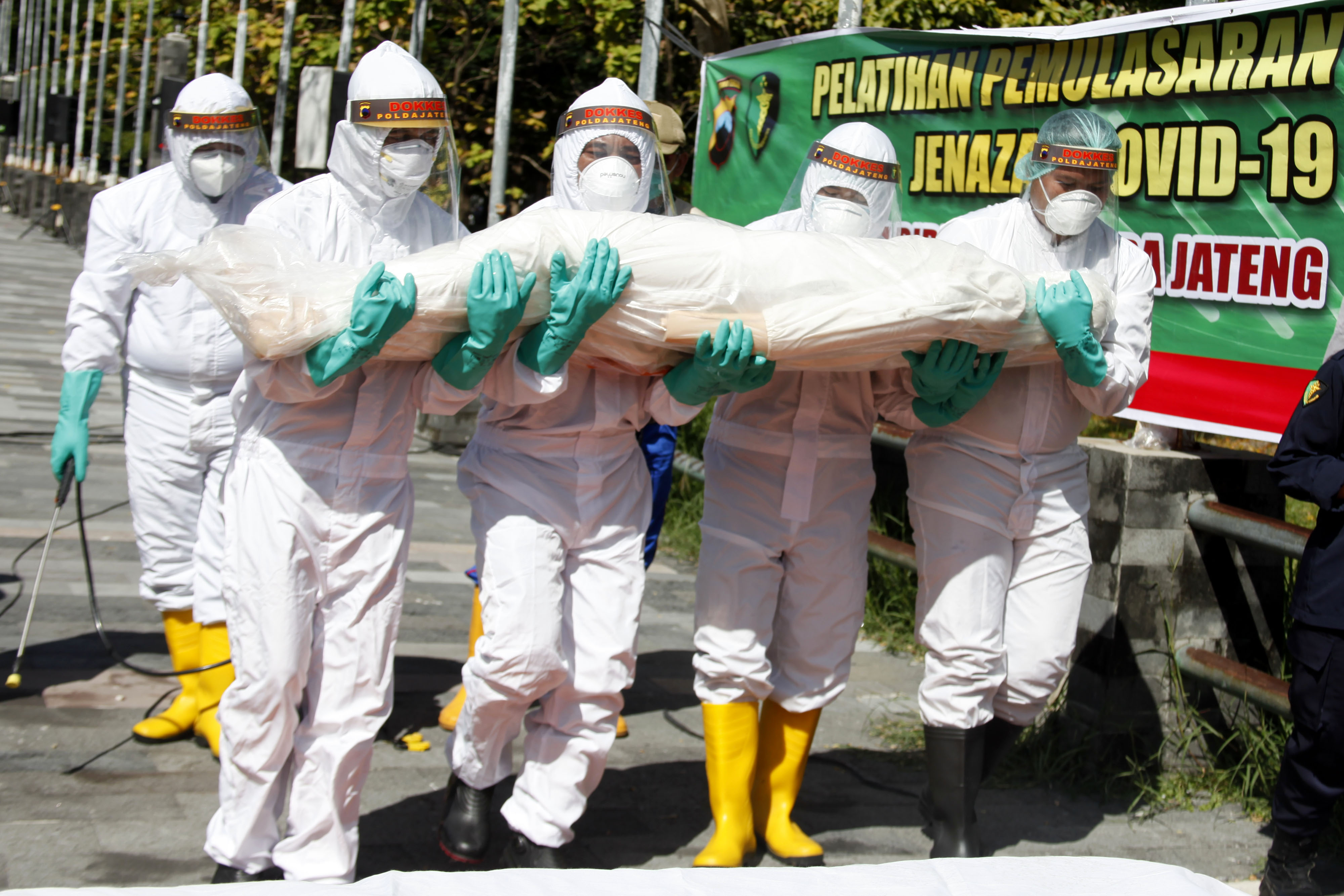 Simulasi pemulasaran jenazah covid-19.