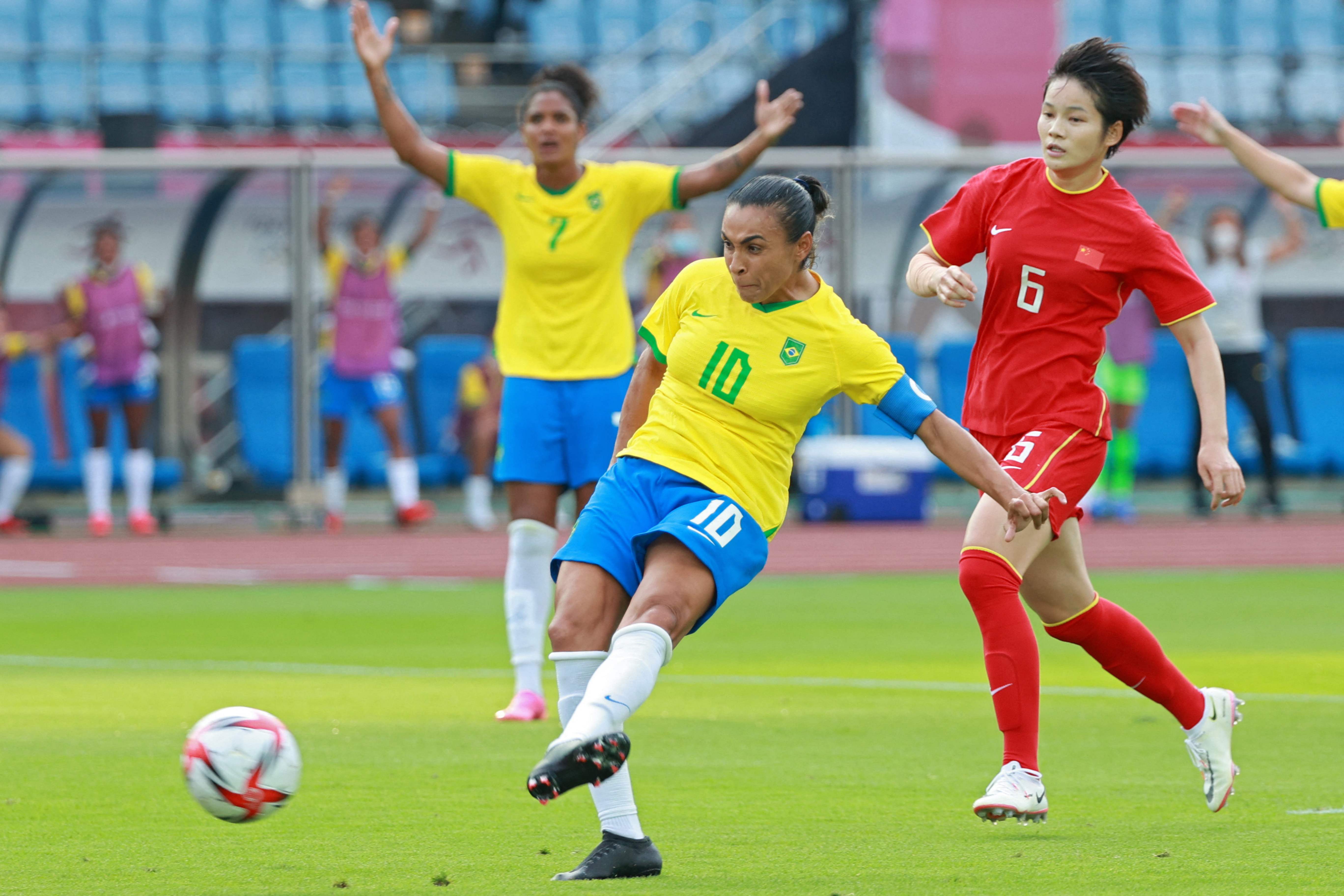 Pesepakbola putri Brasil, Marta (tengah) menjadi pesepakbola pertama yang mencetak gol dalam lima Olimpiade.      