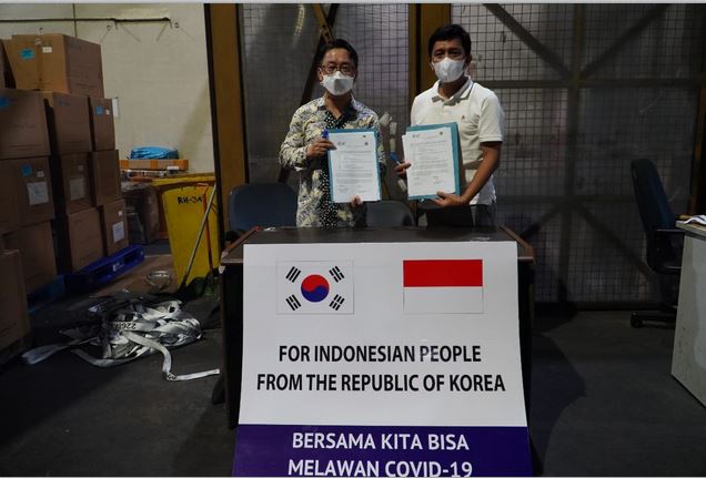 Serah terima bantuan konsetrator oksigen dari pemerintah Korsel untuk Indonesia.