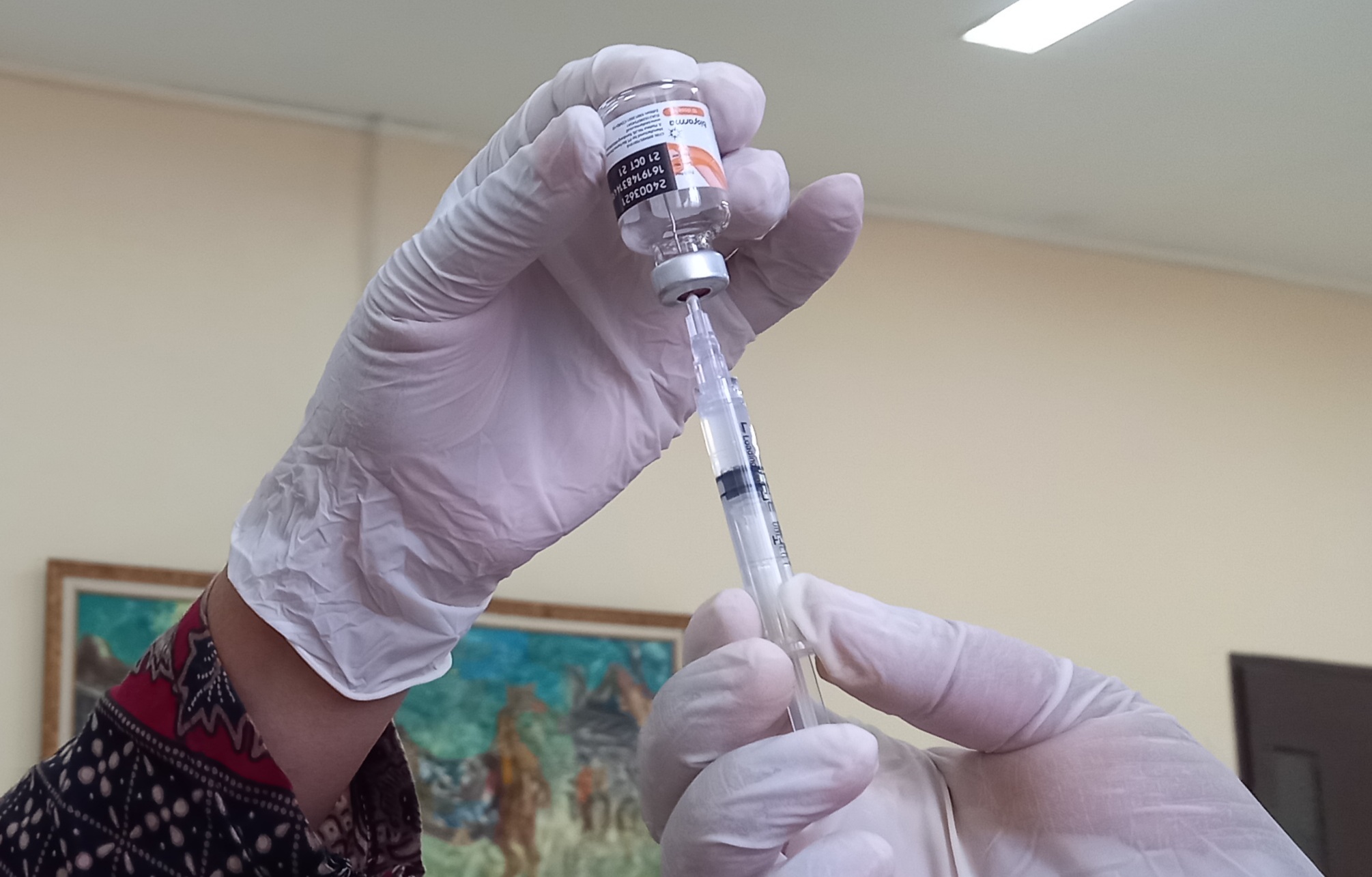 Tenaga kesehatan menyiapkan dosis vaksin Covid-19