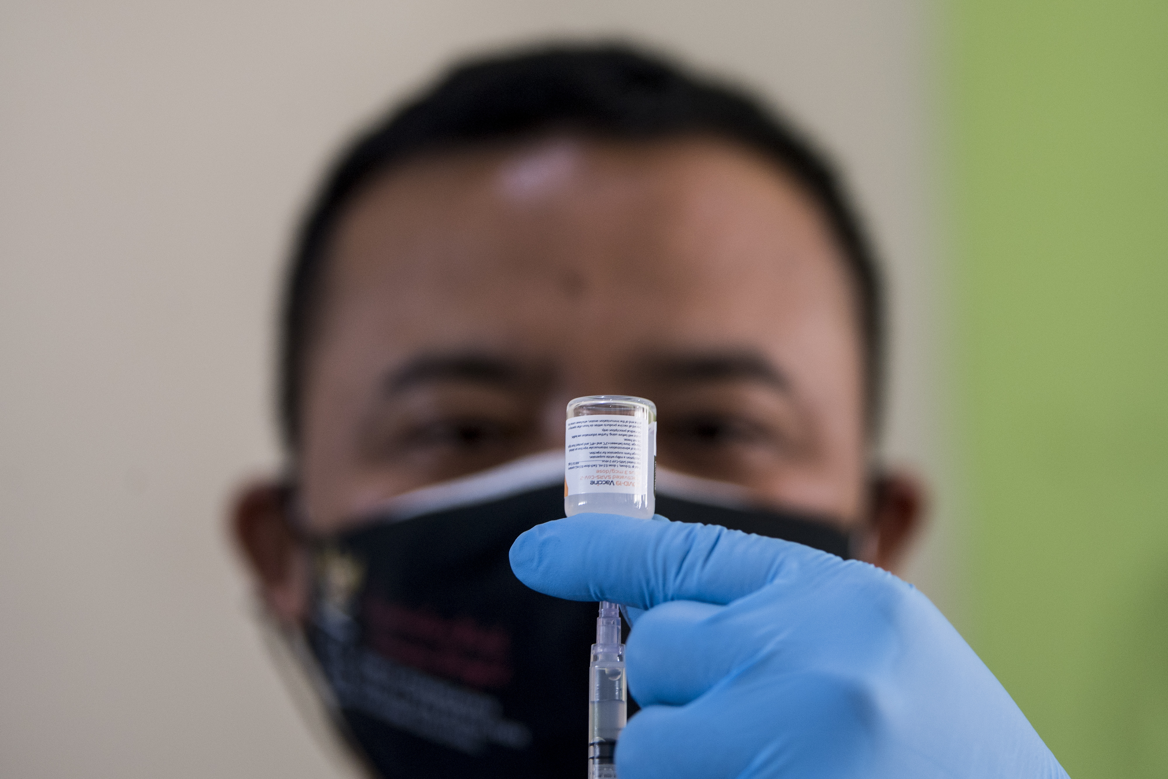 Tenaga kesehatan mengambil vaksin covid-19 di Youth Center Sport Jabar Arcamanik, Bandung, Jawa Barat, Kamis (8/7/2021)