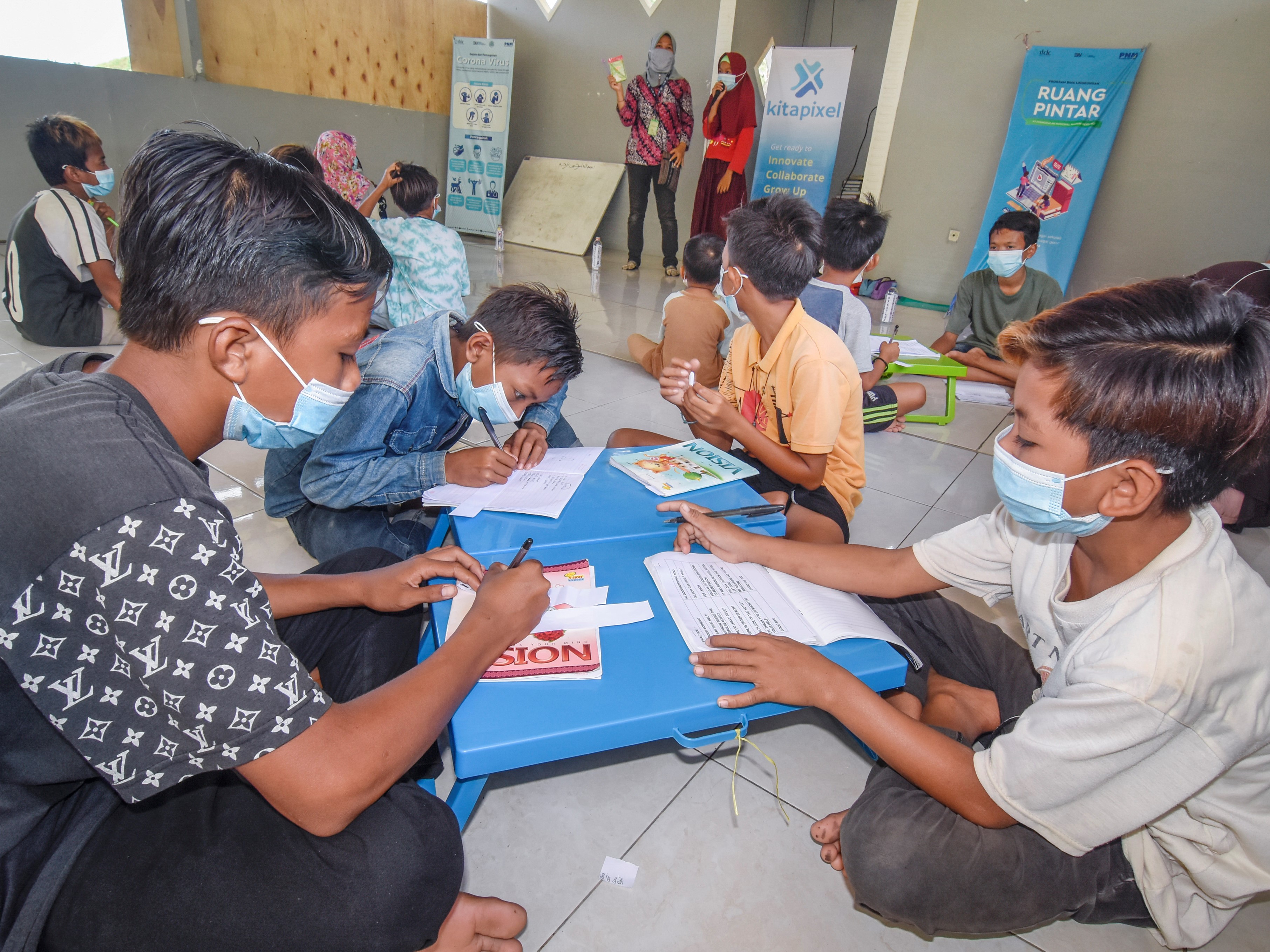 Sejumlah anak belajar berbahasa Inggris di Ruang Pintar yang disediakanITDC dan PNM di Lombok Tengah, NTB.