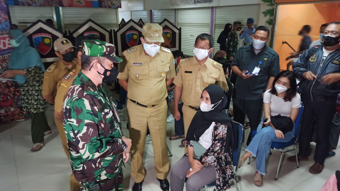 Pelaksanaan vaksinasi Covid-19 massal di Mall Pondok Gede, Kota Bekasi, Selasa (27/7).