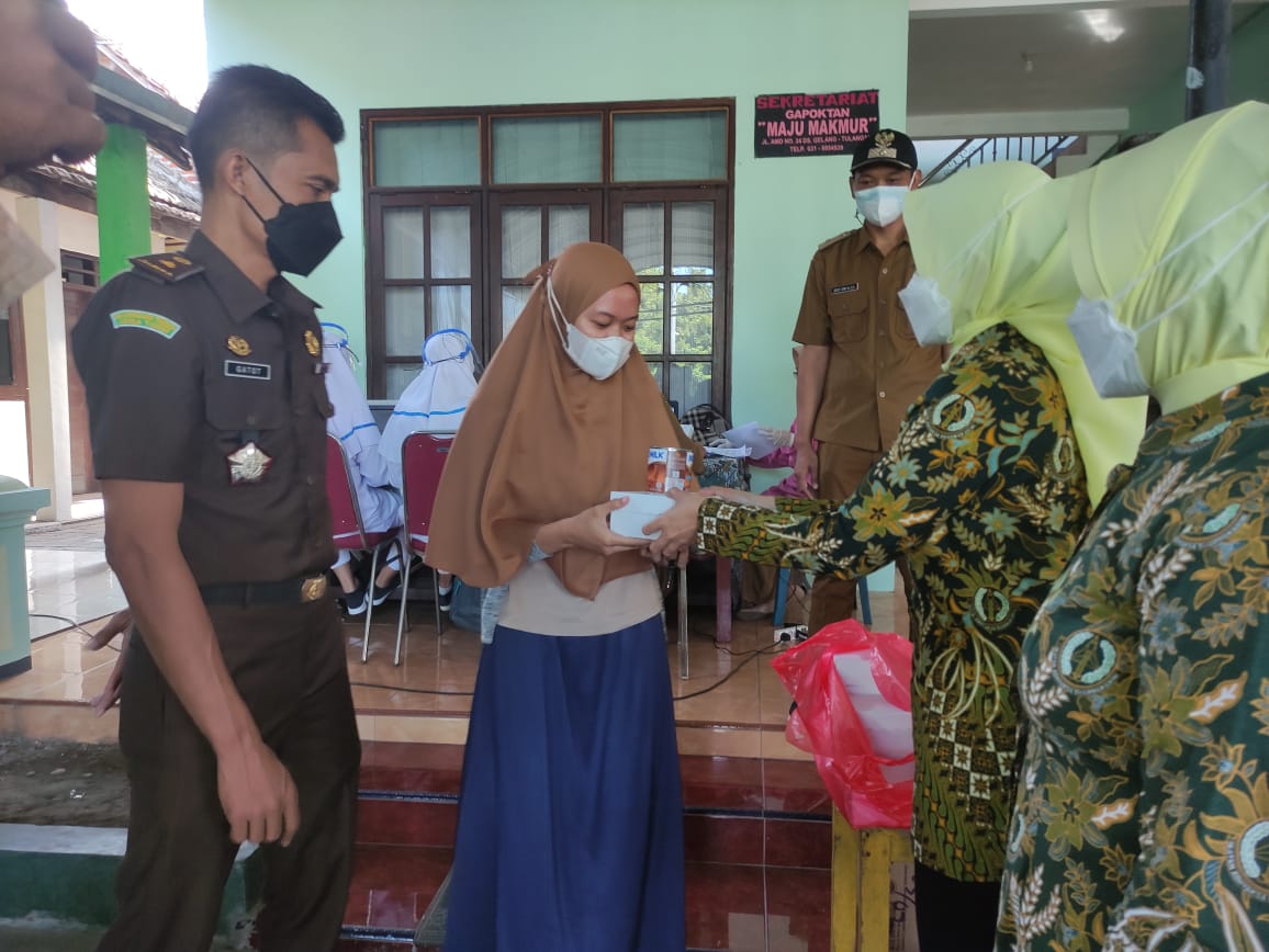 Warga mendapat susu dan sembako usai vaksinasi Covid-19 di Kantor Desa Gelang Kecamatan Tulangan Kabupaten Sidoarjo, Senin (12/7/2021)