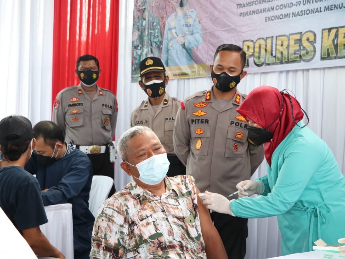 Kapolres Kebumen AKB Piter Yanottama menyaksikan warga yang divaksinasi covid-19 dosis kedua, Rabu (21/7).