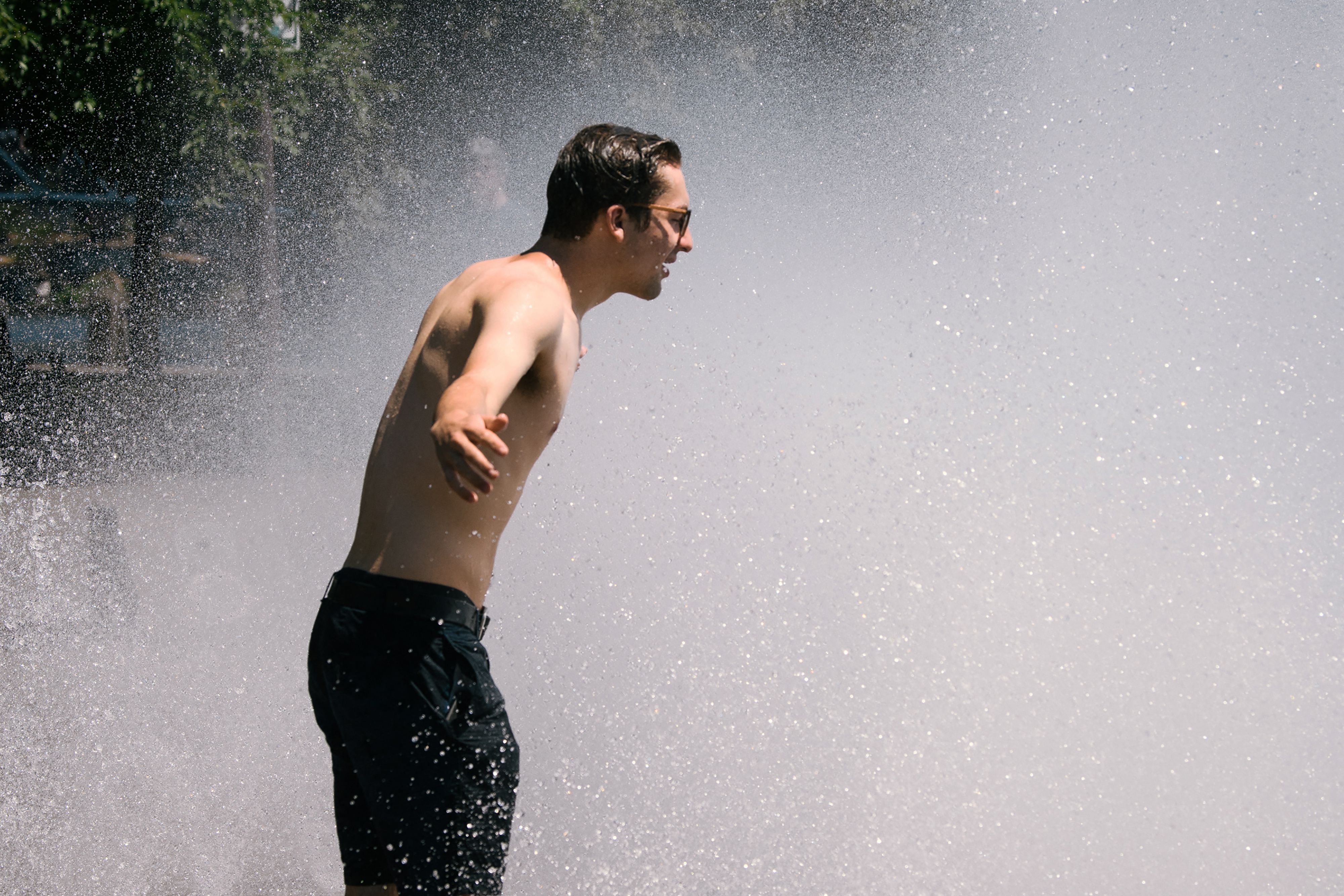 Warga Oregon memanfaatkan pancuran umum untuk mendinginkan suhu tubuhnya akibat cuaca ektrim panas sepekan terakhir di sana.