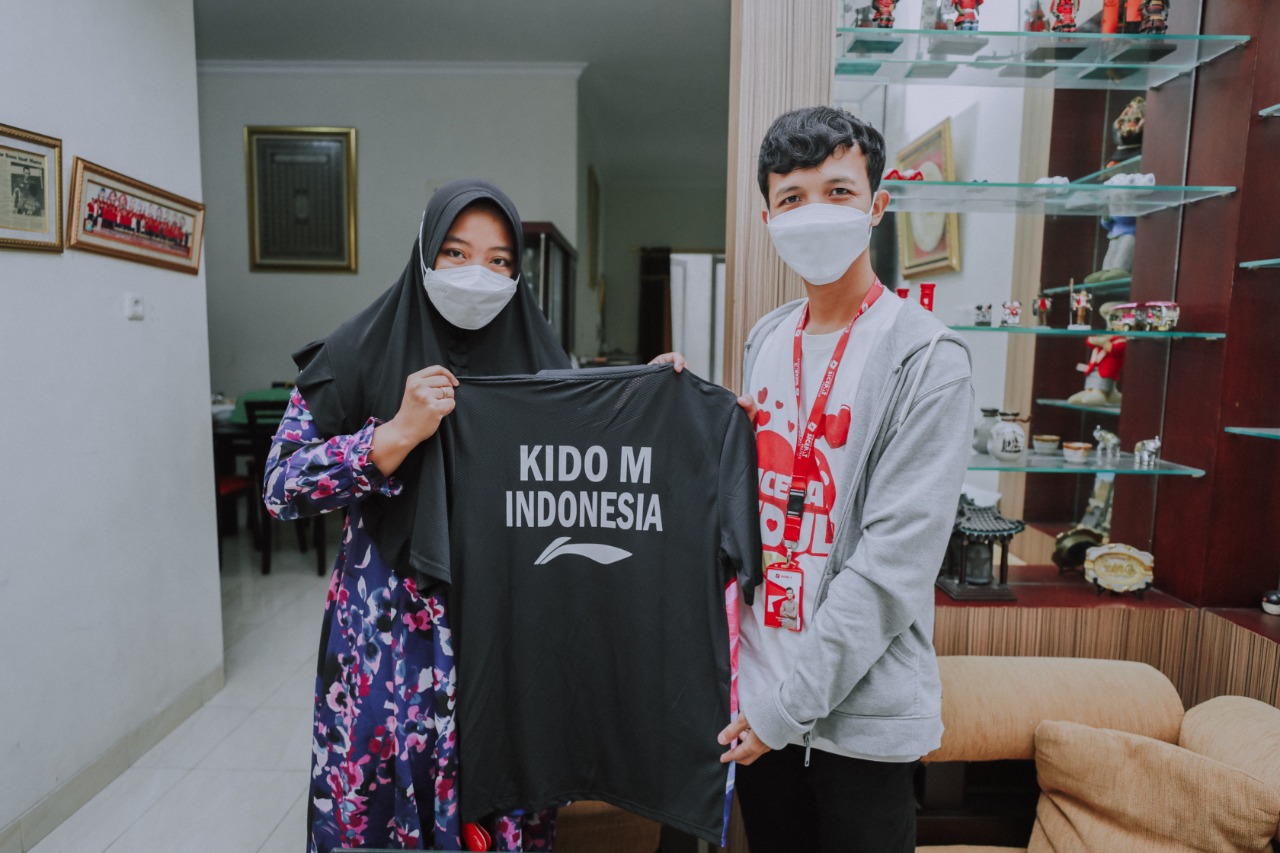 Penyerahan bantuan untuk keluarga Markis Kido dari Sicepat Ekspres.