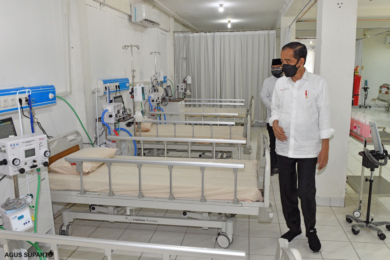 Presiden Joko Widodo meresmikan Asrama Haji Pondok Gede di Jakarta Timur, sebagai tempat isolasi dan perawatan pasien covid-19, Jumat (9/7).